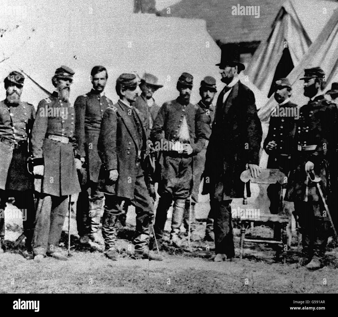 6. DEZEMBER: Präsident Lincoln gibt die Emanzipationsprämierung aus, die schwarzen Sklaven ihre Freiheit gibt. US-Präsident Abraham Lincoln (3. Rechts, Hut) sprach während des amerikanischen Bürgerkrieges mit einigen Kavallerieoffizieren. Stockfoto