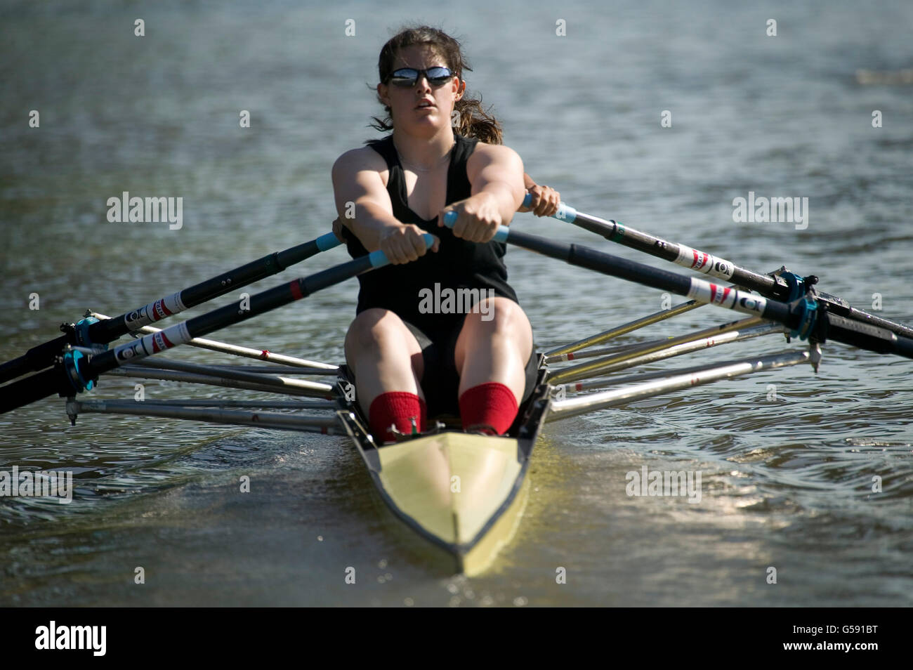 Eine weiblichen Crew nimmt ein Boot an einem Vormittag auf dem Harlem River in New York, USA, 5. Juni 2005. Stockfoto
