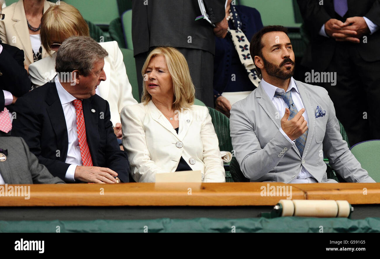 Jeremy Piven (rechts) in der Royal Box zusammen mit Roy Hodgson (links) und seiner Frau Sheila am 9. Tag der Wimbledon Championships 2012 im All England Lawn Tennis Club, Wimbledon. Stockfoto