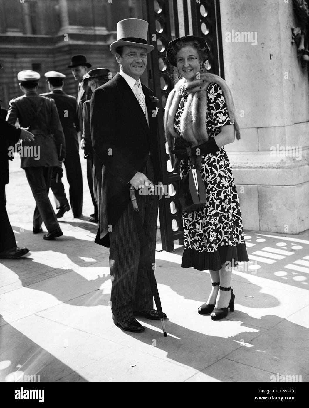 Schauspieler John Mills mit seiner Frau Mary Hayley Bell bei einer Royal Garden Party im Buckingham Palace. Stockfoto