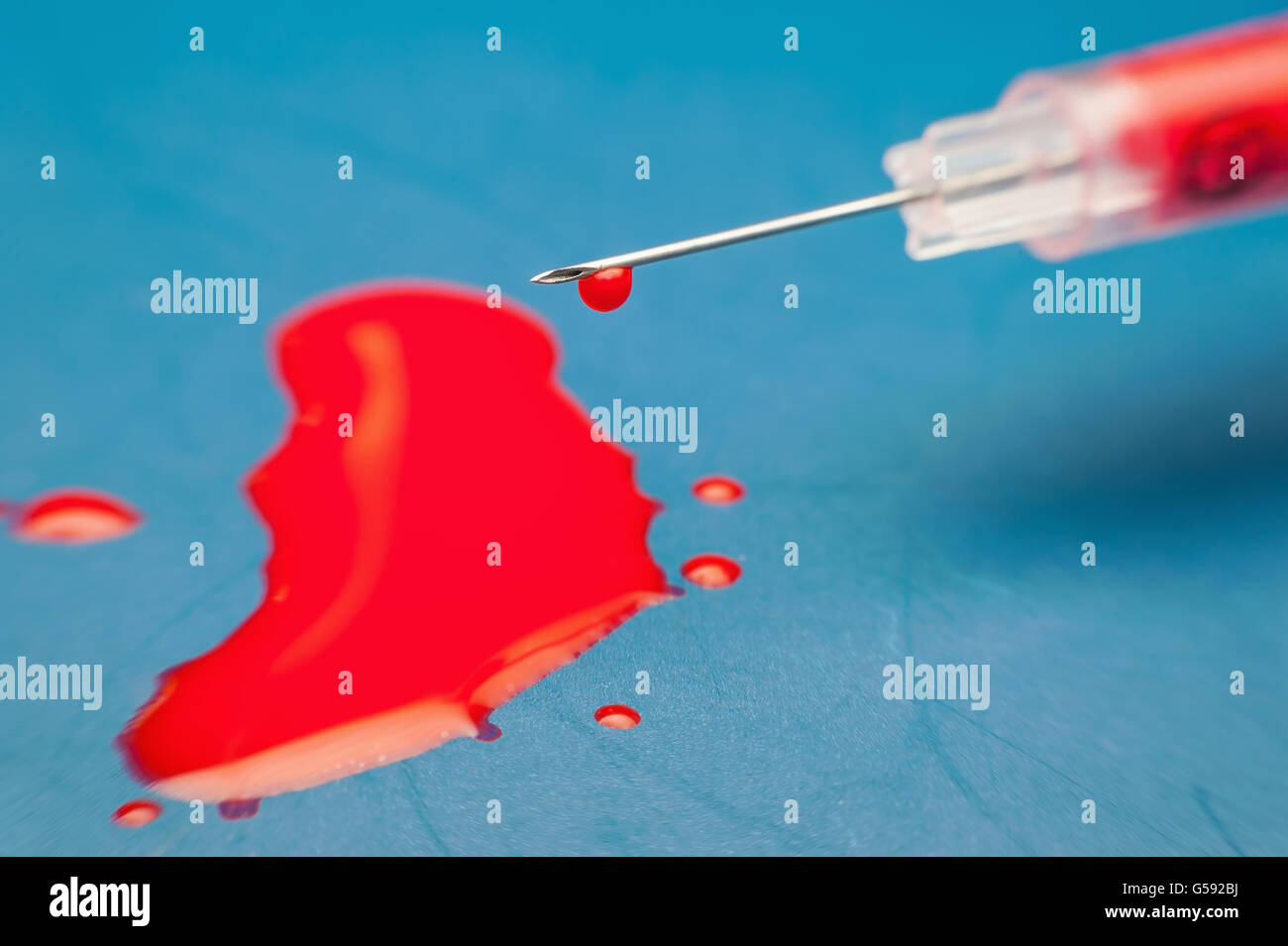 Makro medizinische Spritze mit tropfenden Blut einige Körper, Stillleben Ton Stockfoto