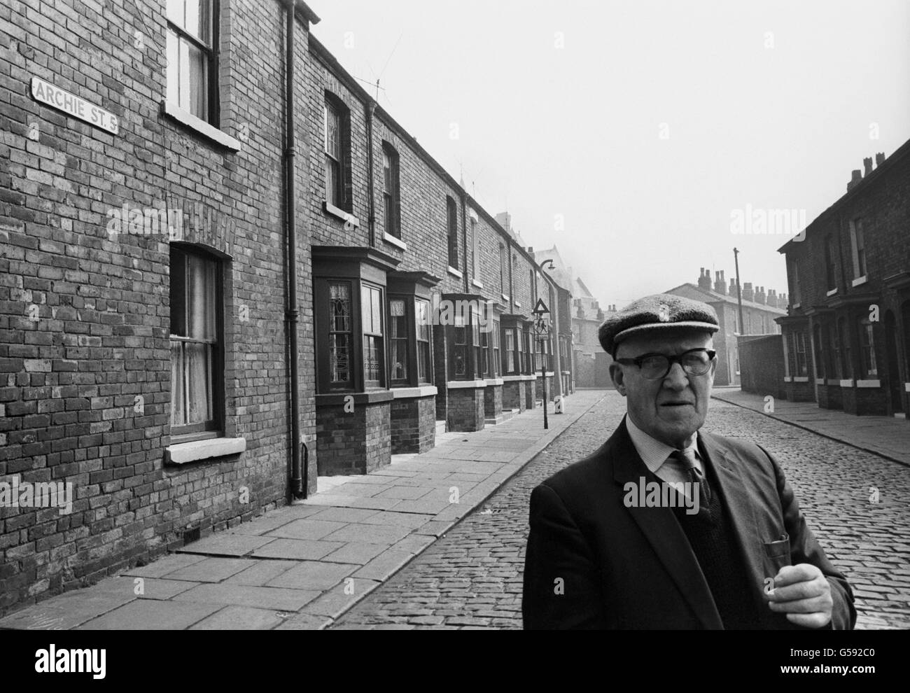 ALF Kirvin, 74 Jahre alt, lebt in der Archie Street, Salford in Lancashire. Die Straße inspirierte den Schauplatz der Fernsehsoper-Oper Coronation Street, die Designer für die Fernsehstudios reproduzierten. Stockfoto