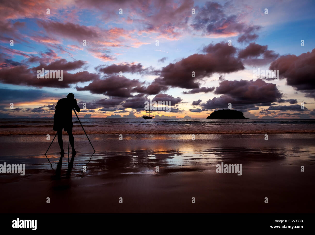 Silhouette Fotograf schießen Bild in Farbe auf den Sonnenuntergang am Strand über dunklen Ton Stockfoto