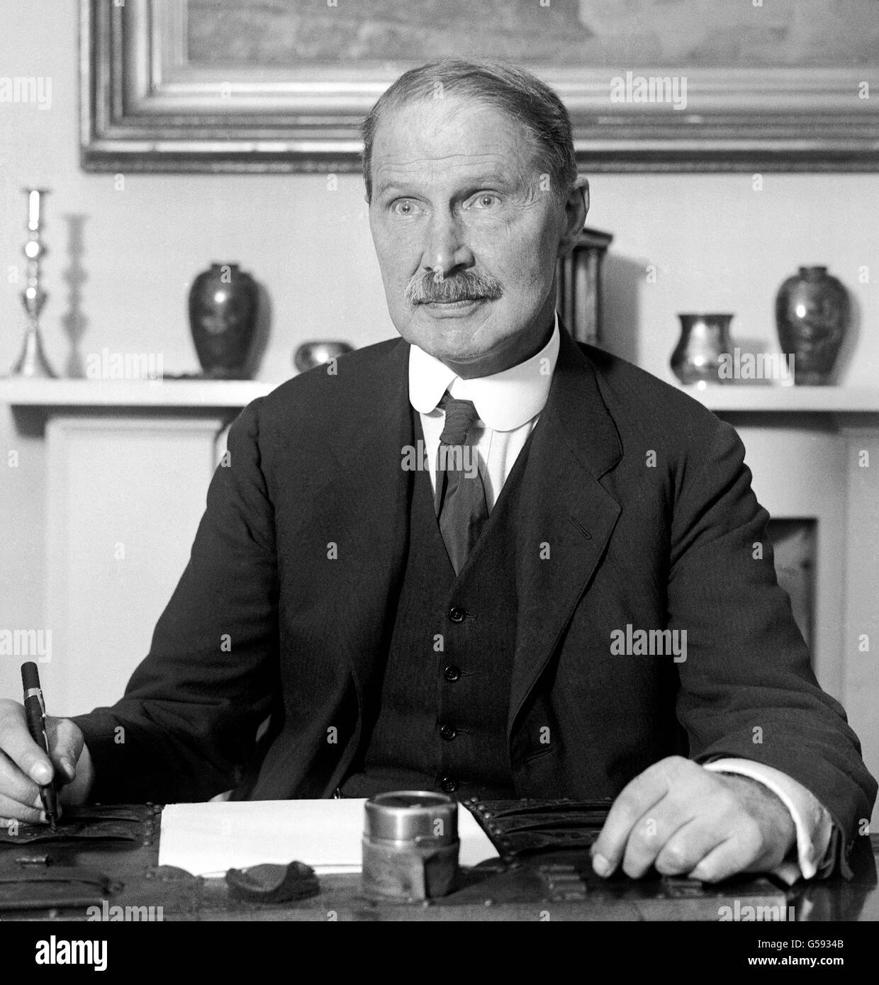 Andrew Bonar Law (1858-1923), der in Kanada geborene, konservative Staatsmann, der zwischen 1922 und 1923 britischer Premierminister war. Er ist an seinem Schreibtisch in 24 Onslow Gardens, South Kensington, London, abgebildet. Stockfoto