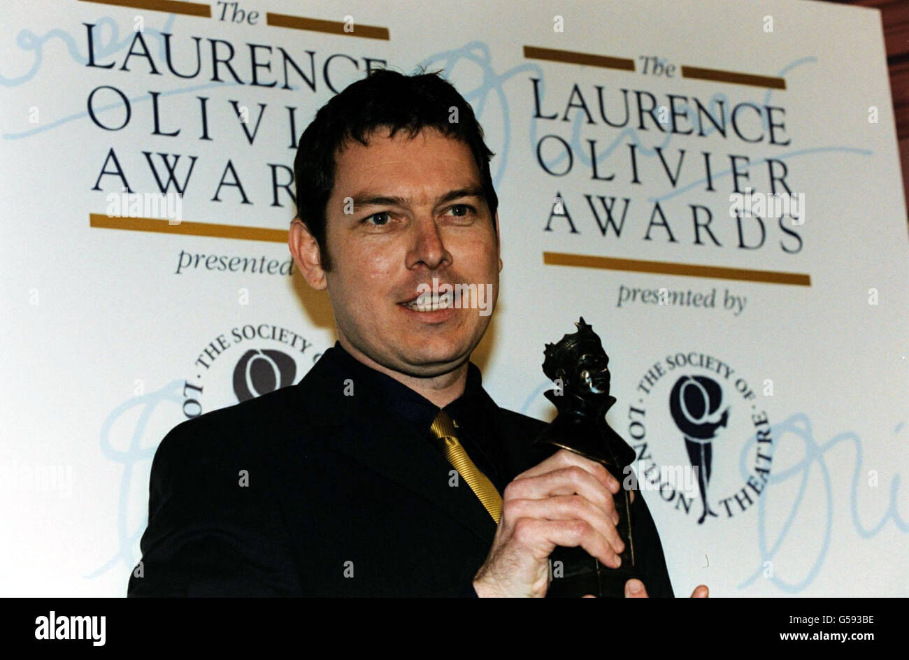 Joe Penhall (Mitte), Gewinner des BBC Awards für das beste neue Spiel für „Blau/Orange“ bei der Verleihung der Laurence Olivier Awards 2001 im Zentrum von London. Stockfoto