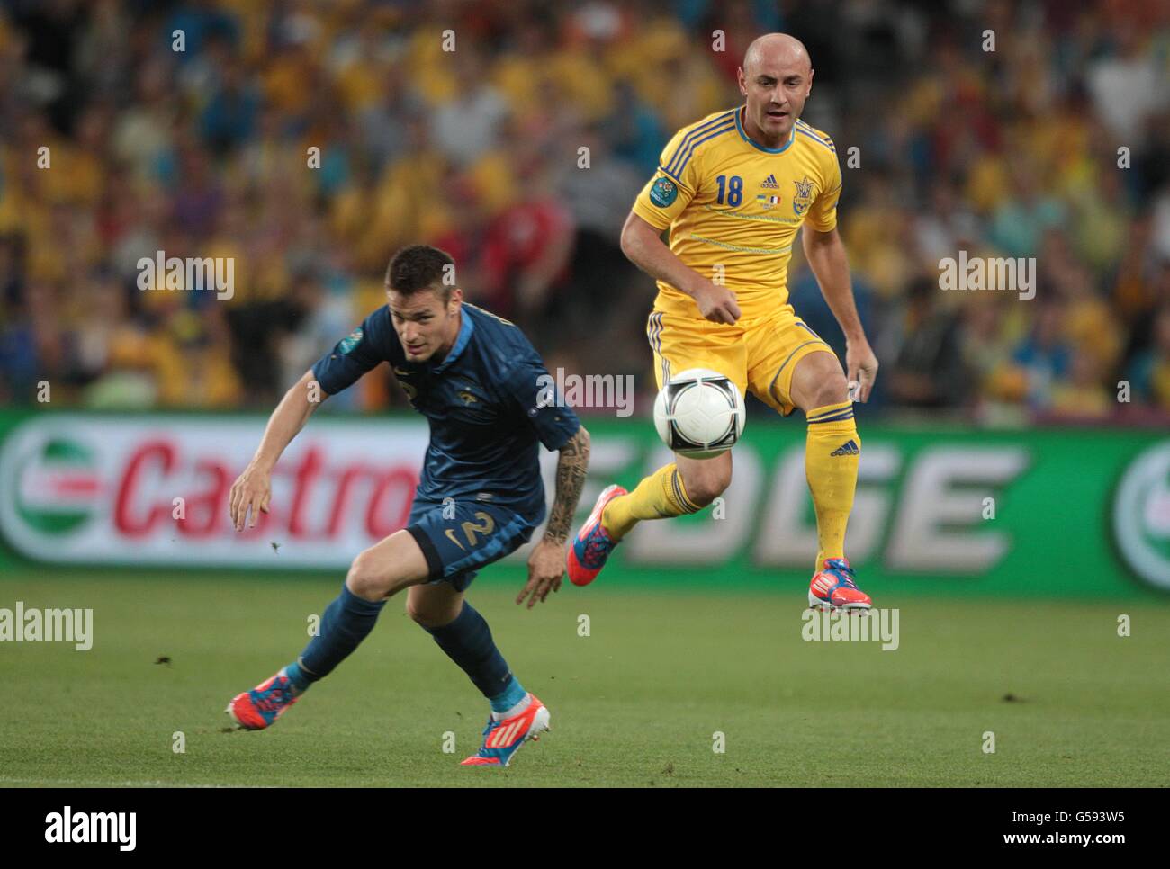 Fußball - UEFA Euro 2012 - Gruppe D - Ukraine - Frankreich - Donbass Arena. Der französische Mathieu Debuchy und der ukrainische Yevgen Konoplianka (rechts) kämpfen um den Ball Stockfoto