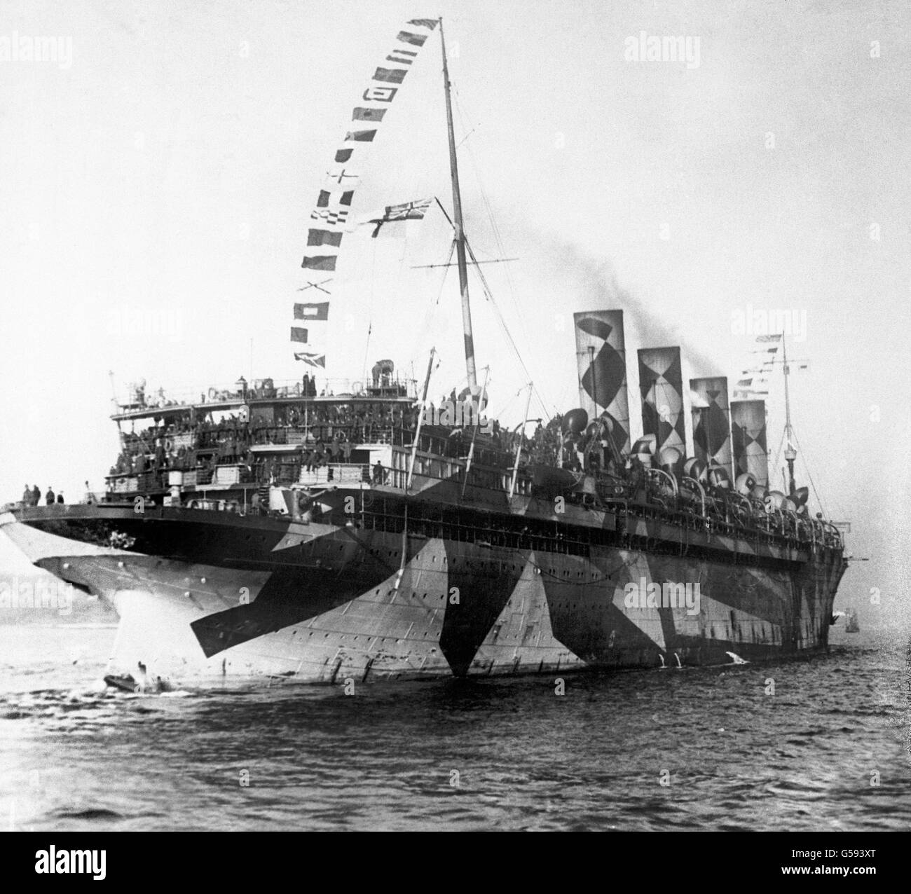 Die RMS Mauretania, das Schwesterschiff der unglückseligen 'Lusitania', kam mit US-Soldaten, die im Ersten Weltkrieg aus dem Dienst zurückkehrten, nach New York. 'Mauretania' trägt noch immer ihre 'Dazzle Camouflage', die U-Boats in ihrer Position und Länge verwirren soll. Stockfoto