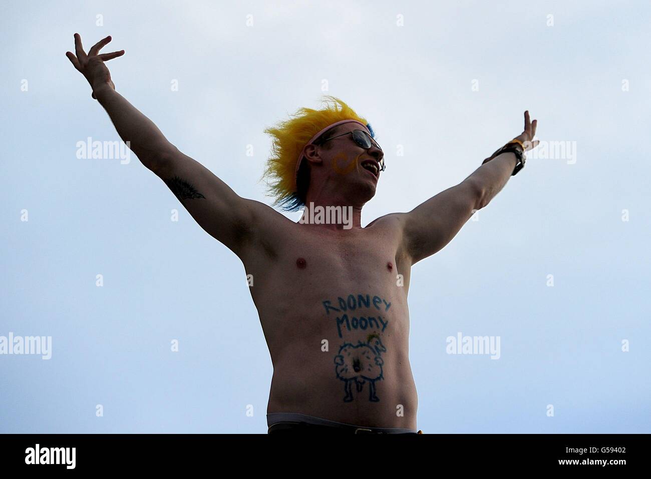 Ein schwedischer Fan mit einer Botschaft an Wayne Rooney zeigt vor dem Spiel seine Unterstützung außerhalb des Bodens Stockfoto