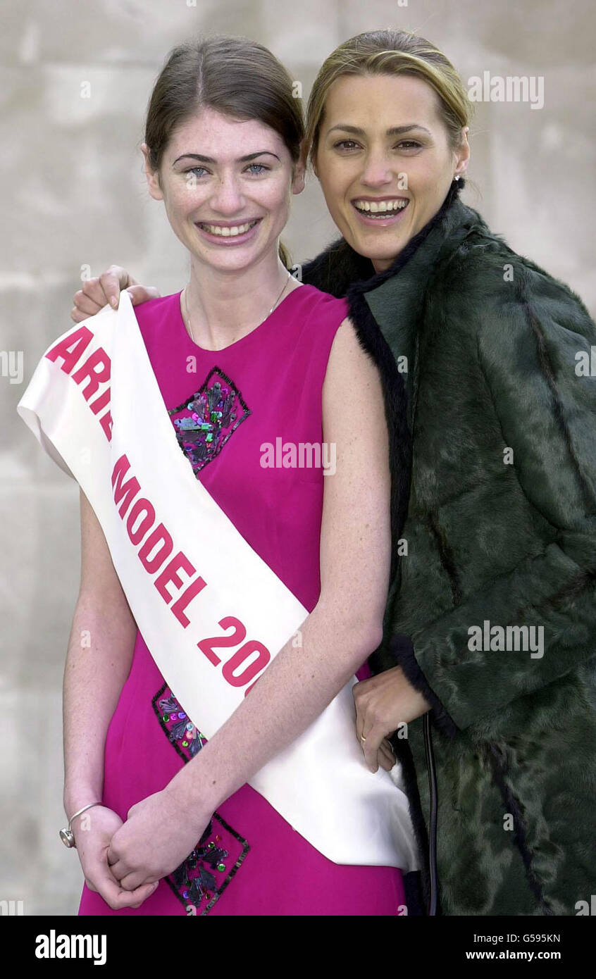 Model Yasmin le Bon (rechts) posiert mit Alaina Davis im Alter von 18 Jahren aus Pawlett, Somerset. Der 18-jährige Neuling, nahm einige Tipps vom weltberühmten Modell, nachdem er den Ariel-Modell-2001-Wettbewerb in London gewonnen hatte. *...der Gewinner besiegte 12 weitere Mädchen, um eine Chance zu gewinnen, auf dem Laufsteg bei der London Fashion Week zu spielen. Stockfoto