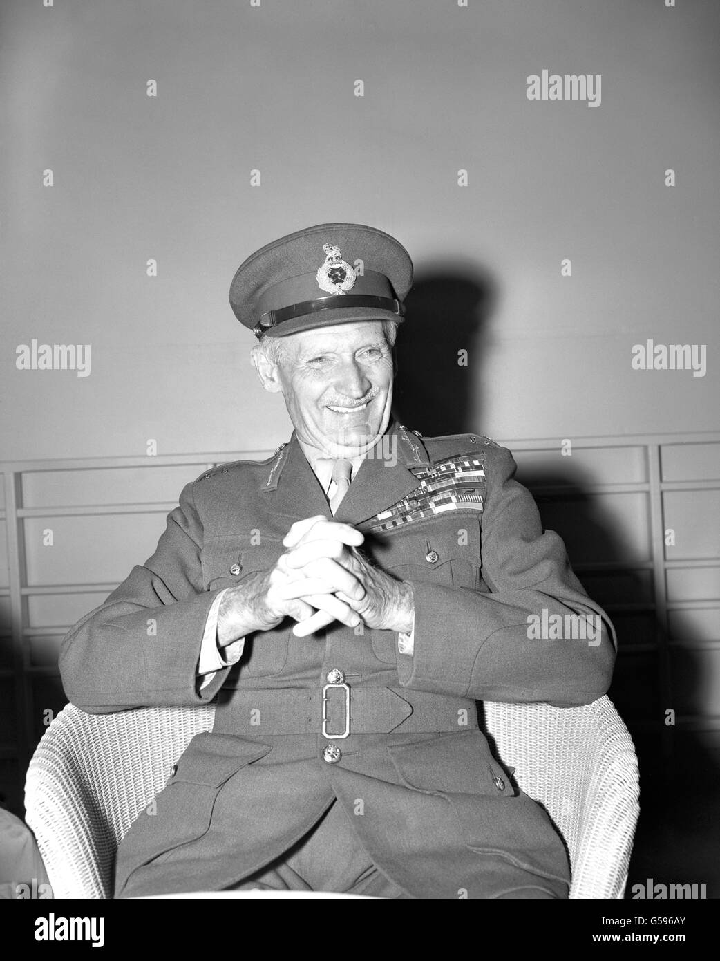 MONTGOMERY 1958: Nach 50 Jahren in der britischen Armee ist Feldmarschall Viscount Montgomery, Sieger von Alamein, von Sizilien, Italien und dem Rhein innerhalb von Stunden nach seiner Pensionierung. Er ist hier in fröhlicher Stimmung bei der Ankunft in Northolt aus Paris abgebildet. Stockfoto