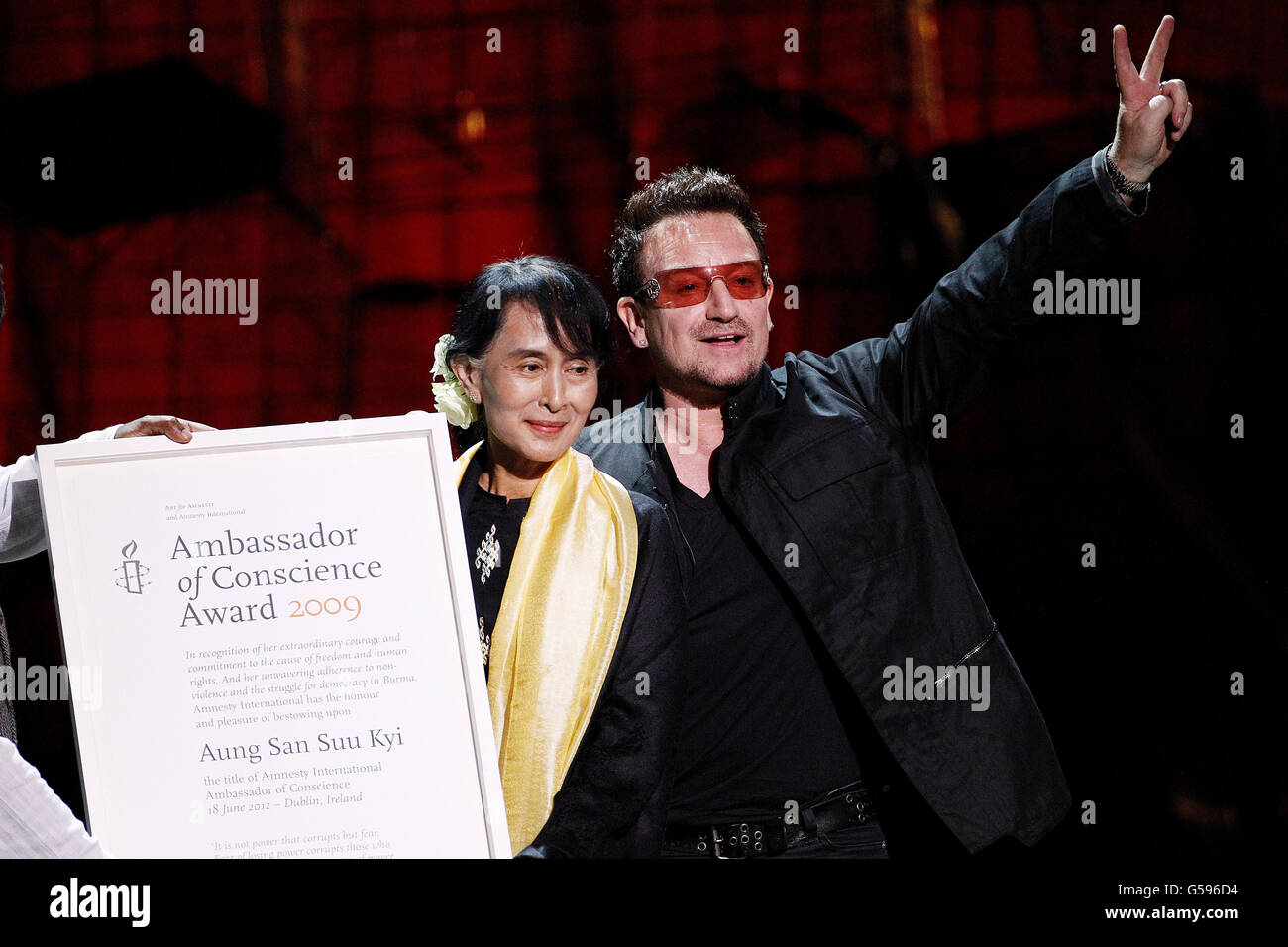 Burmas pro-demokratische Führerin Aung San Suu Kyi erhält Amnesty International's Ambassador of Conscience Award von U2-Sänger Bono im Bord Gais Theatre, Dublin. Stockfoto