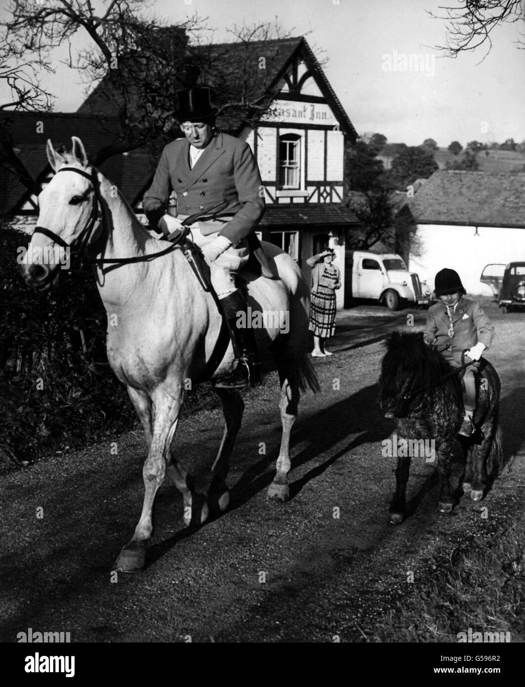 FOX-JAGD 1953: Mit 5 Jahren und der jüngsten Anhängerin der Wheatland Hunt, geht Mary Rose Marsh stolz auf ihr Shetland-Pony Curry, zusammen mit ihrem Vater, Colonel H. R. Marsh, bei einem Treffen in der Nähe des Pheasant Inn in Linley Brook, Shropshire. Stockfoto