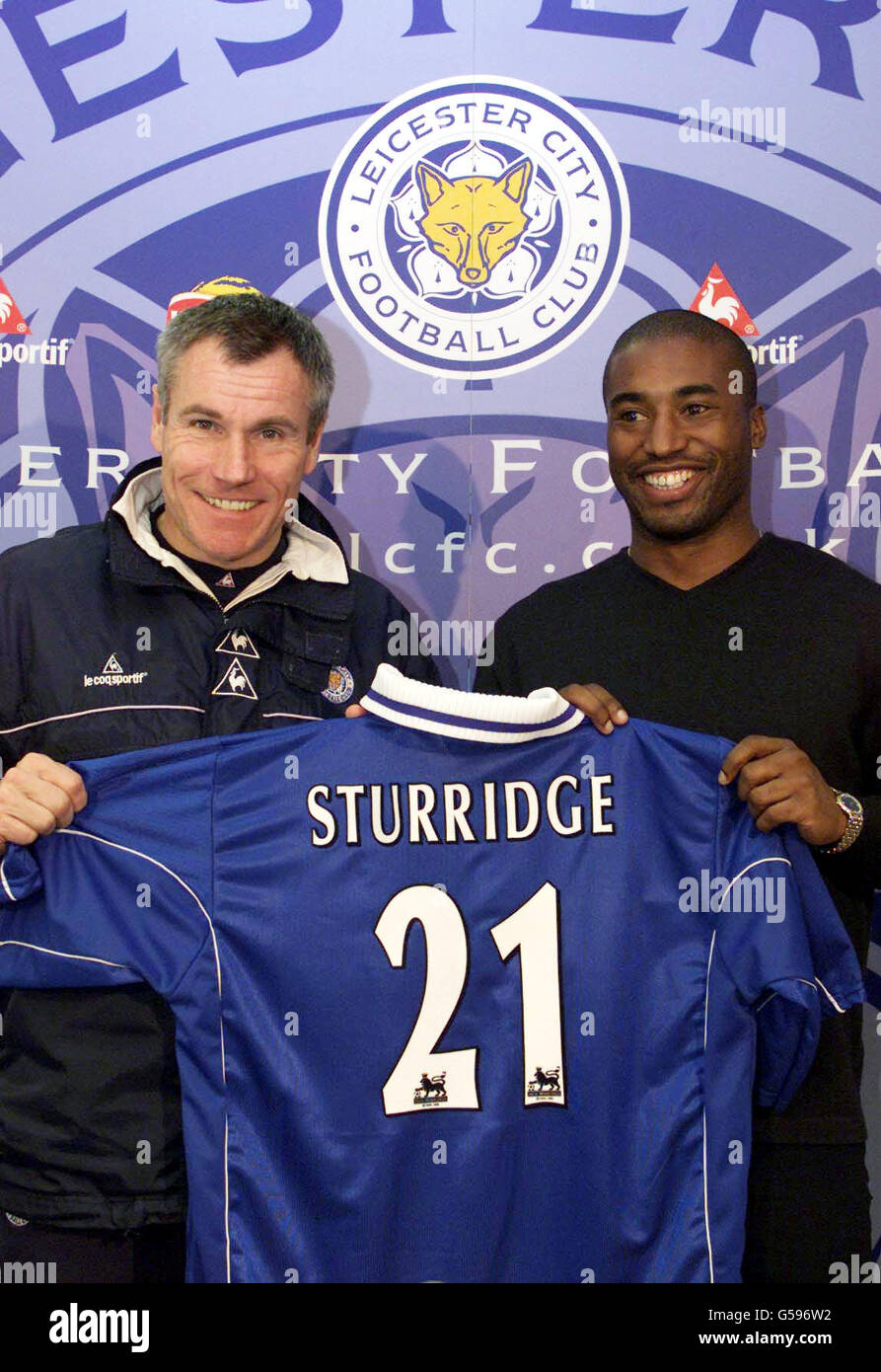 Leicester City Manager Peter Taylor (links) begrüßt neue Unterzeichnung Dean Sturridge Filbert Street nach der Unterzeichnung von ihm aus Derby County in einem 350,000 Deal. *...Sturridge hat eine 10-jährige Assoziation mit den Rams beendete er sein erstes Team-Debüt in der Saison 1991-92, in der Zeit erzielte er 59 Tore in 214 Spielen. Aber während der aktuellen Kampagne wurde er auf nur drei Premiership-Starts und 11 Substitute-Auftritte beschränkt, trotz des Kampfes der Rams gegen den Abstieg. Stockfoto