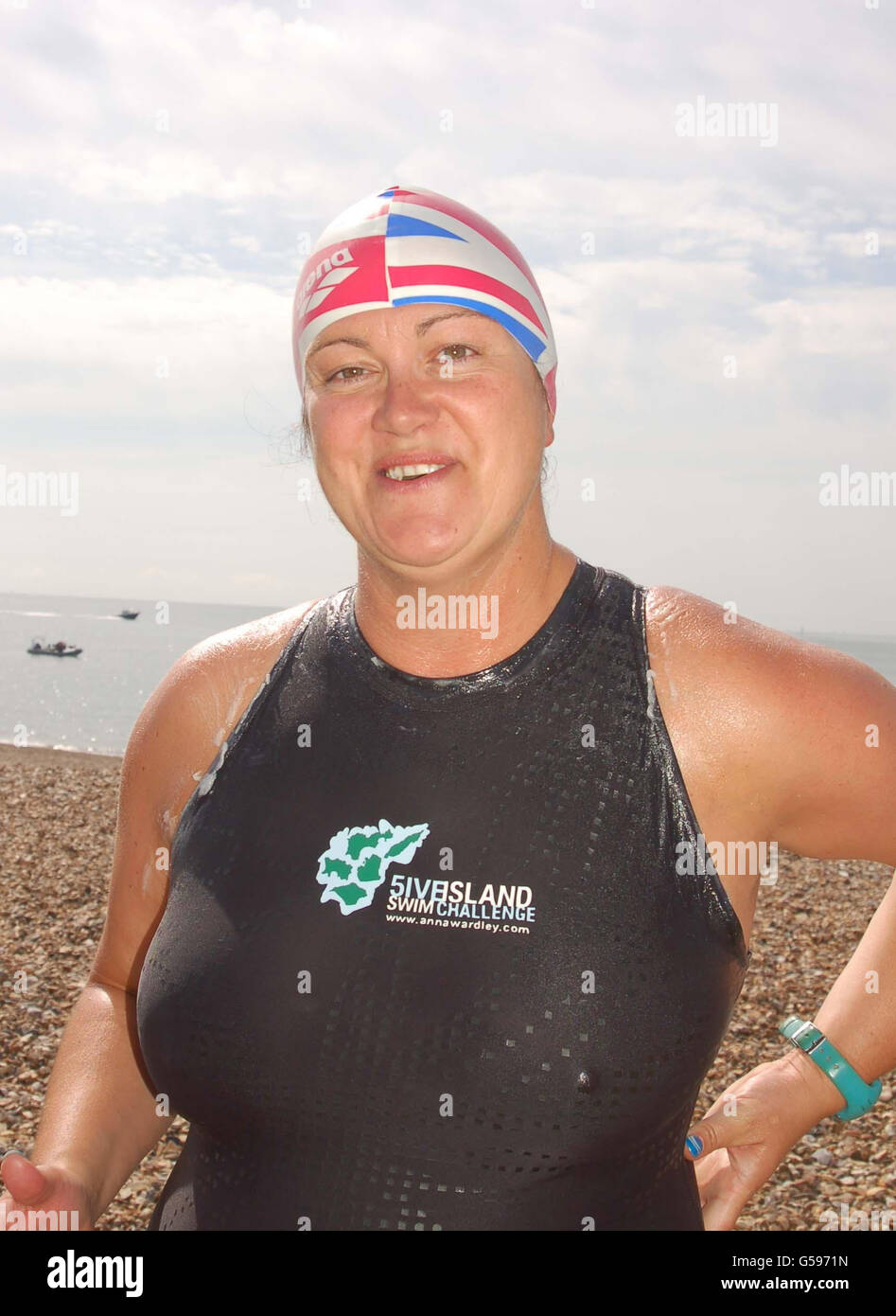 Anna Wardley bereitet sich auf ihr Schwimmen rund um Portsea Island vor, das am Strand von Eastney beginnt. Die Langstrecken-Schwimmerin hat sich im Rahmen einer zweijährigen Spendenaktion auf den Weg gemacht, um eine der britischen Inseln zu umschwimmen. Stockfoto