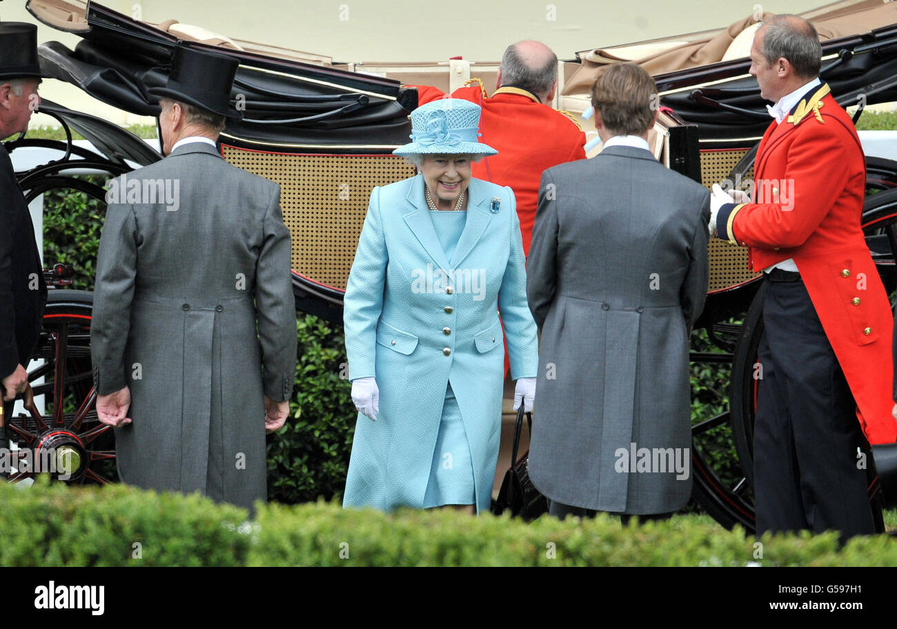 Königin Elizabeth II. Kommt während des ersten Tages des Royal Ascot-Treffens 2012 auf der Ascot Racecourse, Berkshire, an. Stockfoto