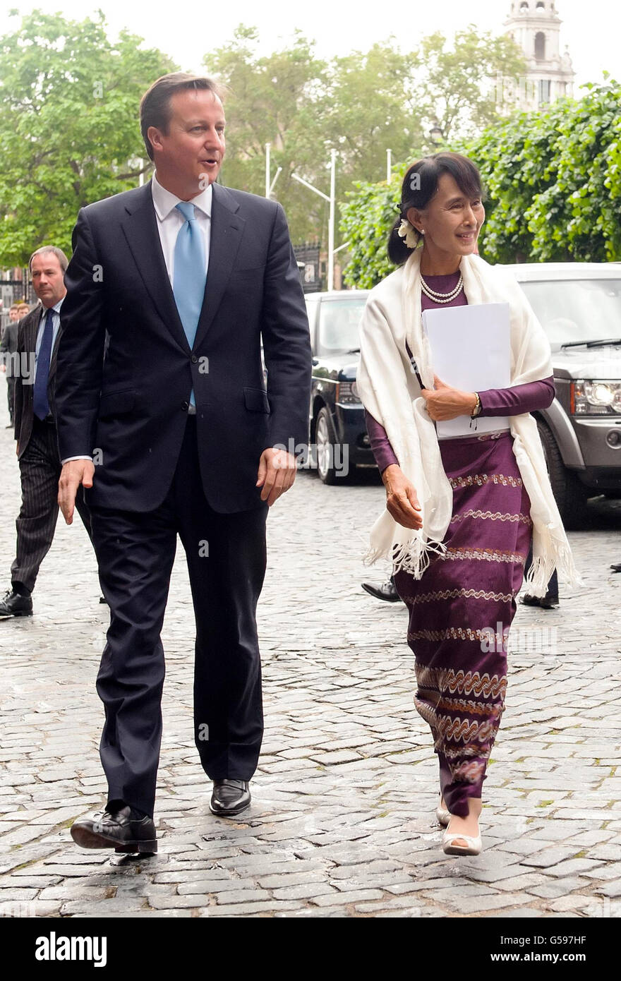 Aung San Suu Kyi und Premierminister David Cameron kommen im Londoner Parlamentsgebäude an. Stockfoto