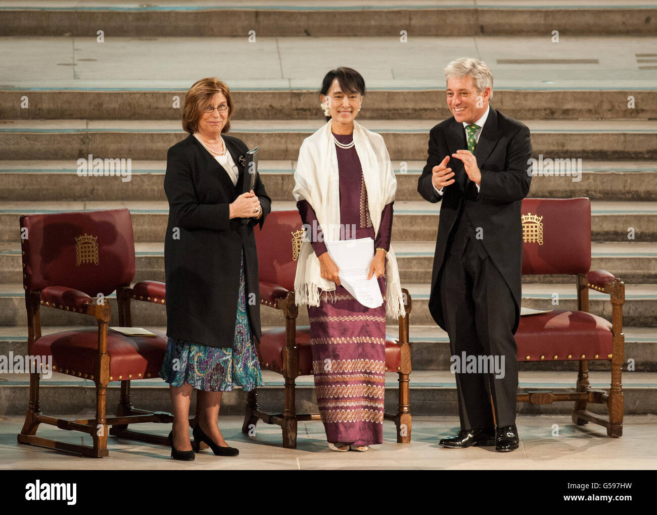 Aung San Suu Kyi (Mitte) mit Lord Speaker Baroness D'Souza (links) und dem Sprecher des Unterhauses John Bercow, nachdem sie eine Rede an beide Houses of Parliament, in der Westminster Hall, in den Houses of Parliament, im Zentrum von London, gegeben hatte. Stockfoto