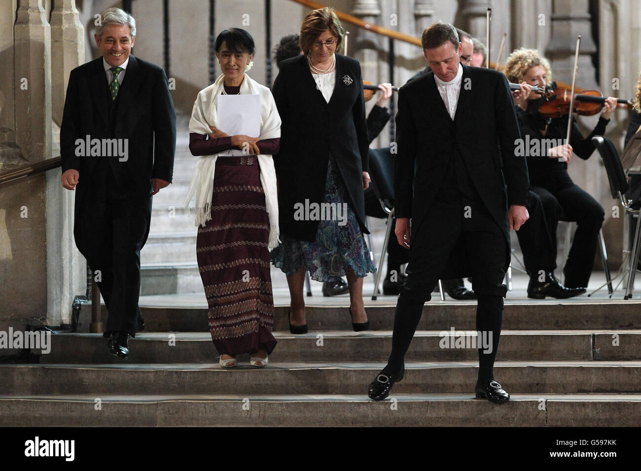 Die Oppositionsführerin von Myanmar, Aung San Suu Kyi (2. Von links), trifft mit dem Sprecher des Unterhauses, John Bercow (links), und Baroness Frences D'Souza, am 21. Juni 2012 in der Londoner Innenstadt ein, um vor den beiden Houses of Parliament zu sprechen. Stockfoto