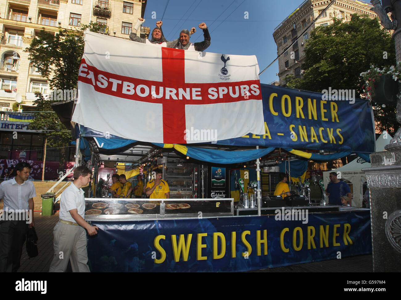 England-Fans hängen eine Flagge in der Swedish Corner Bar, während sie sich während der Fußball-Europameisterschaft 2012 in der Fanzone in Kiew, Ukraine, versammeln. DRÜCKEN SIE VERBANDSFOTO. Bilddatum: Donnerstag, 21. Juni 2012. Das Foto sollte lauten: Lewis Whyld/PA Wire Stockfoto
