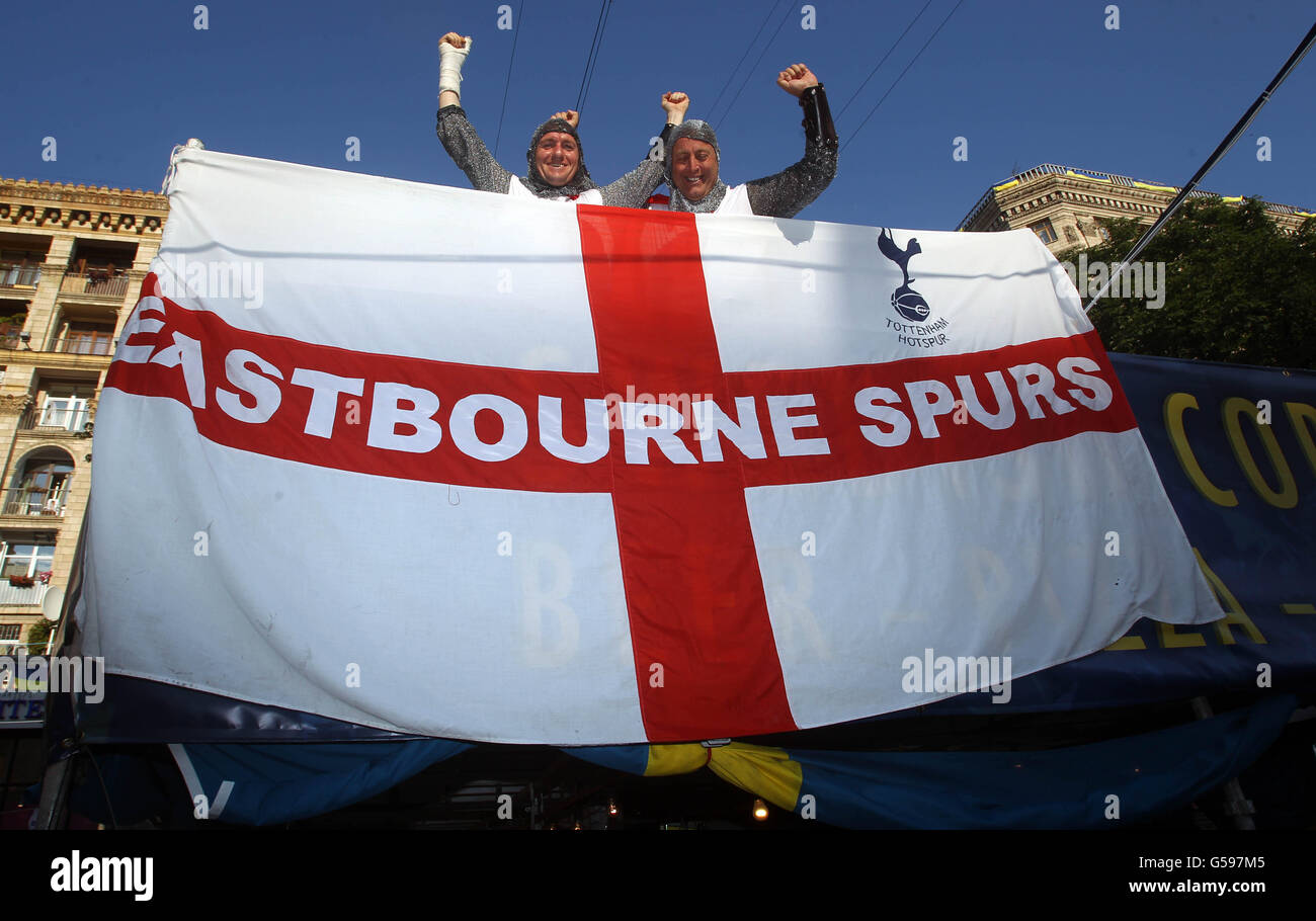 England-Fans hängen eine Flagge in der Swedish Corner Bar, während sie sich während der Fußball-Europameisterschaft 2012 in der Fanzone in Kiew, Ukraine, versammeln. DRÜCKEN SIE VERBANDSFOTO. Bilddatum: Donnerstag, 21. Juni 2012. Das Foto sollte lauten: Lewis Whyld/PA Wire Stockfoto