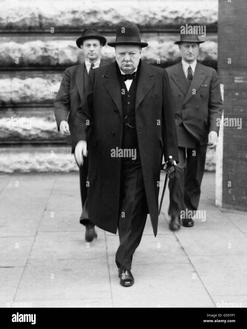 Winston Churchill auf seinem Weg zum Unterhaus, um dem verstorbenen amerikanischen Präsidenten Franklin D. Roosevelt Tribut zu zollen. Stockfoto
