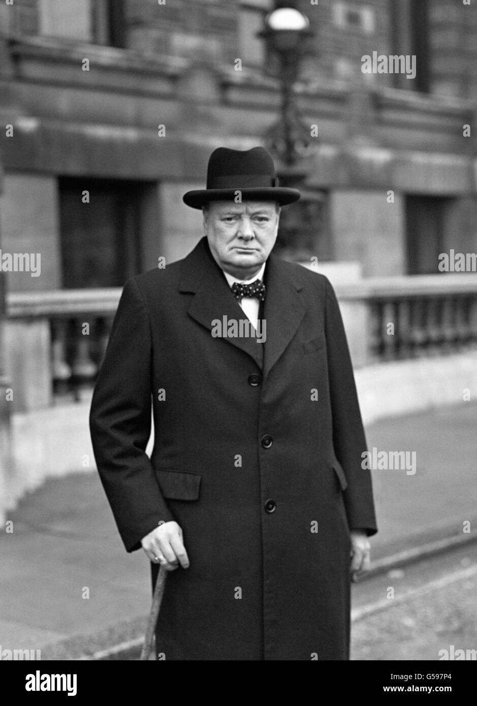 Premierminister Winston Churchill auf dem Weg zu einer Sitzung des Kriegsrates. Stockfoto