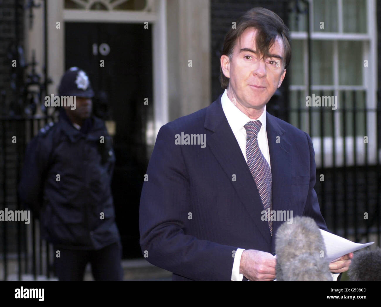 Der nordirische Minister Peter Mandelson kündigte seinen Rücktritt vor der Downing Street 10 an. *... Herr Mandelson trat im Laufe einer Reihe von Anrufen zurück, die er 1998 beim Innenminister Mike O'Brien wegen eines möglichen Antrags auf einen britischen Pass für den indischen Tycoon Sruchand Hinduja getätigt hatte. Stockfoto