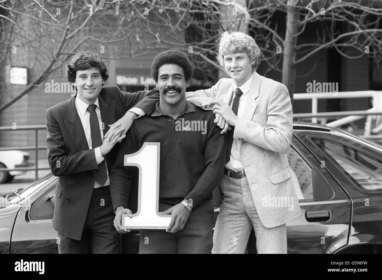 Zehnkämpfer Daley Thompson (Mitte) mit seiner Nummer in London, als ihm die Hertz 'Outstanding Sports Figure' von 1982 vorgestellt wurde. Mit ihm sind Steve Cram, rechts, und Sebastian Coe, der 1980 und 1981 gewonnen hat. Stockfoto