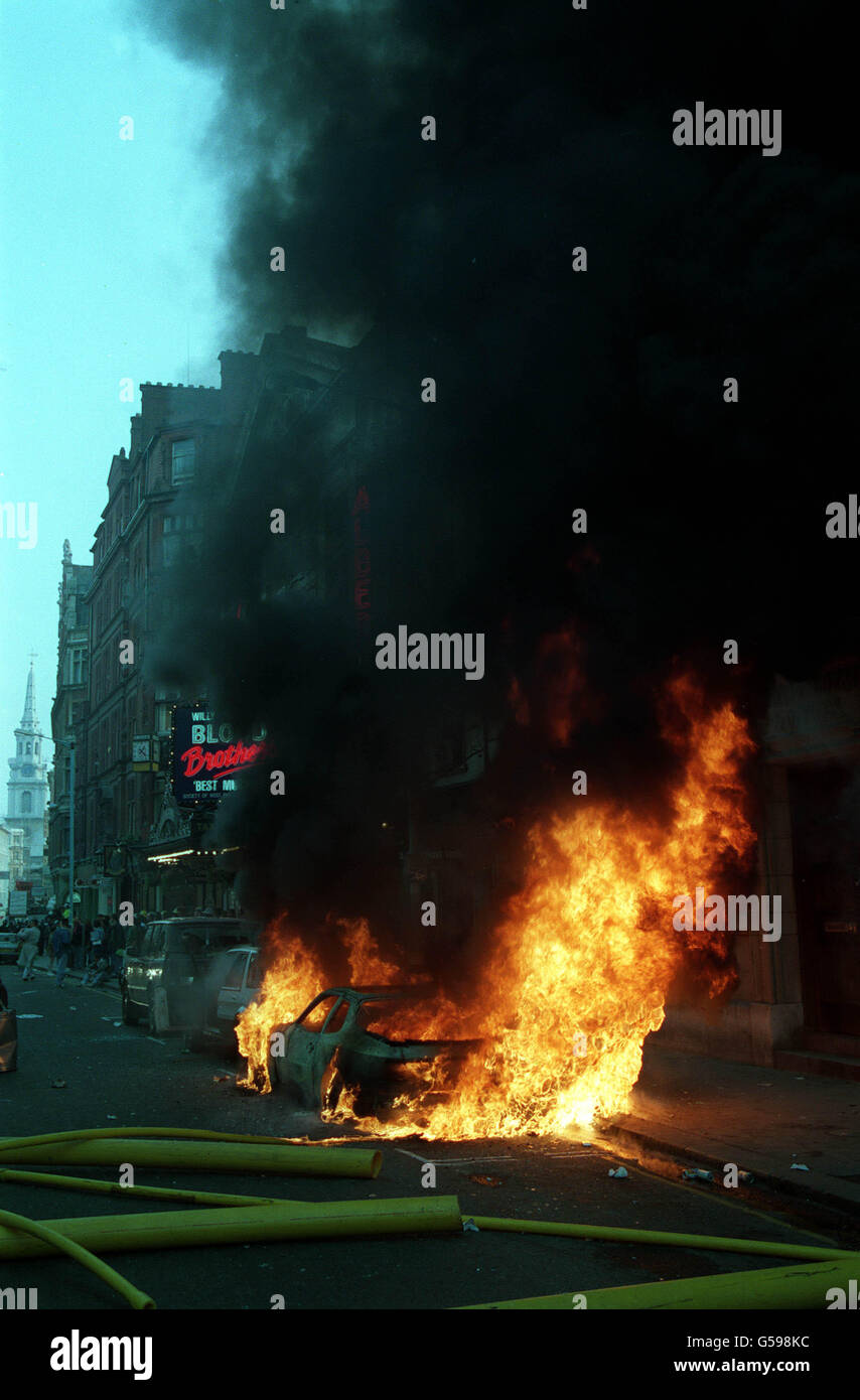 Ein brennendes Auto in der St. Martin's Lane im Zentrum von London, nach der Gewalt, die nach einem Protest auf dem Trafalgar Square gegen die sogenannte Poll Tax ausbrach, entwickelte sich zu einem Aufruhr. Stockfoto