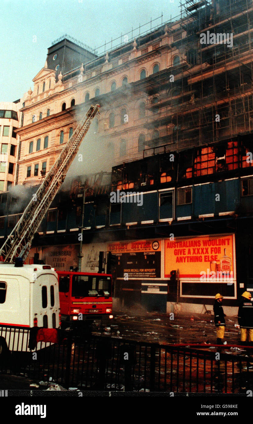 Feuerwehrleute versuchen, die Flammen in einem Gebäude zu entfachen, das während des Aufruhrs, der sich aus einem Protest gegen die sogenannte Poll-Steuer am Trafalgar Square in London entwickelte, in Brand gesetzt wurde. Stockfoto