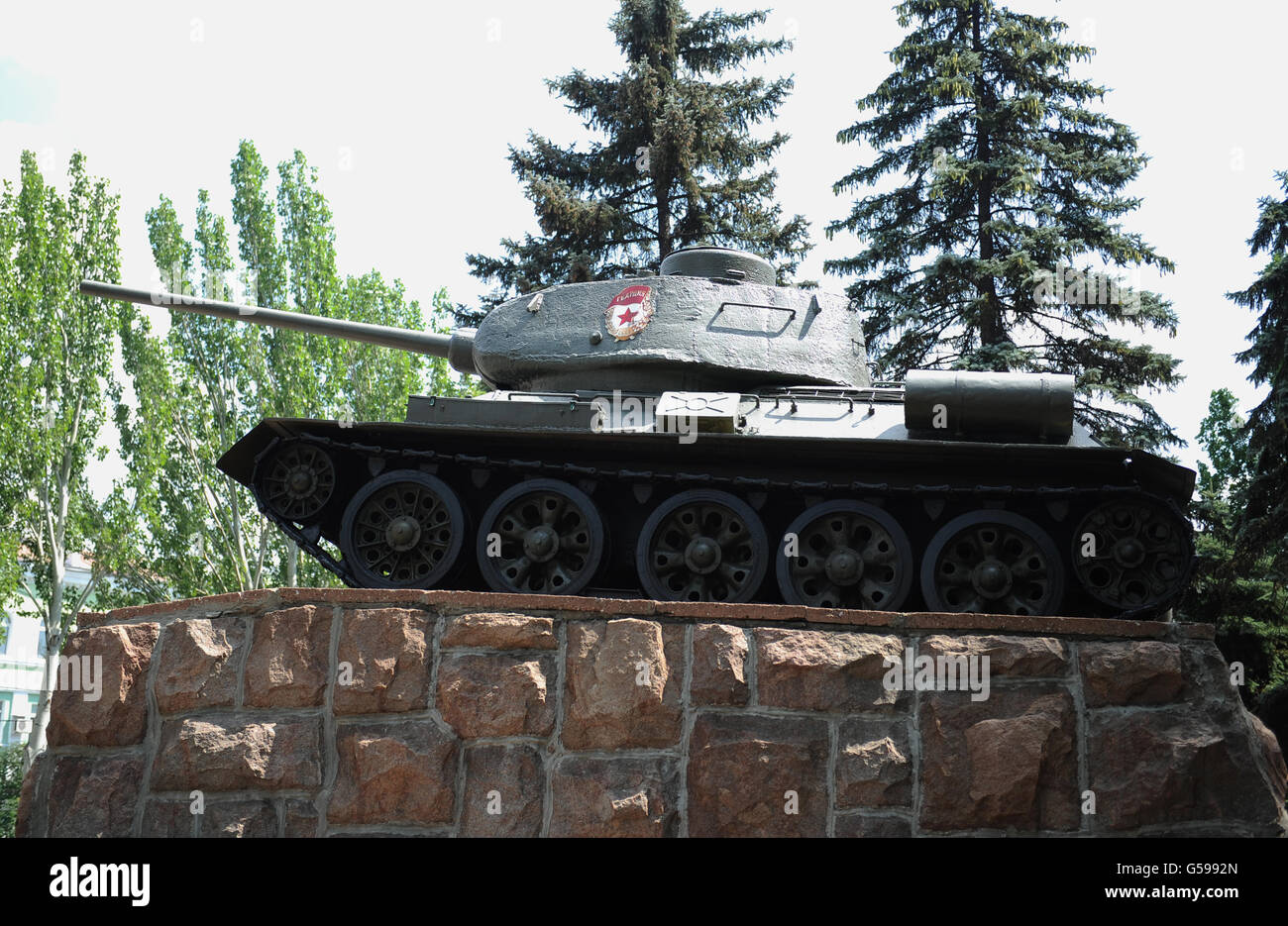 Reisestaken - Donezk - Ukraine. Ein sowjetischer Panzer, der in der Artera-Straße, Donezk, Ukraine, ausgestellt ist. Stockfoto