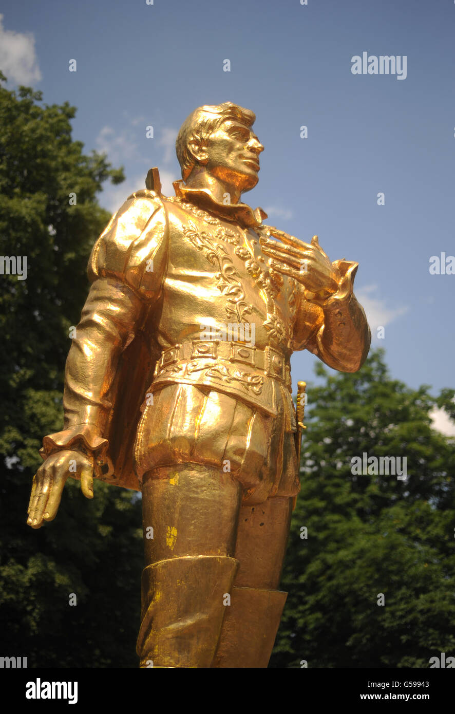 Eine goldene Statue der Opernsängerin Anatolia Solowianenko in Donezk, Ukraine . Stockfoto