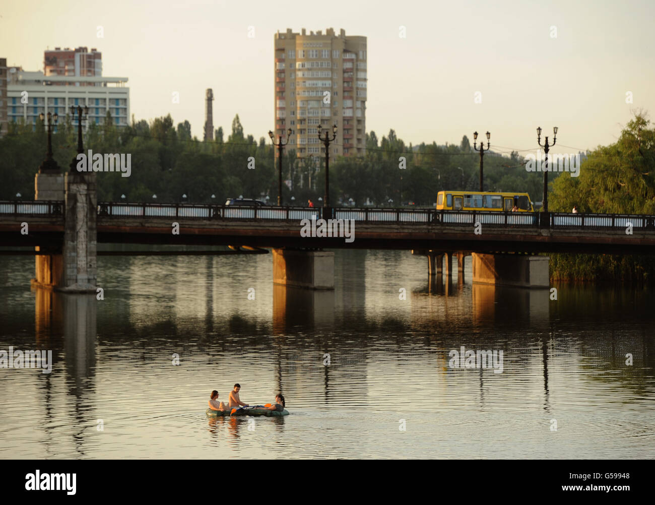 Reisestaken - Donezk - Ukraine. Jugendliche rudern auf dem Fluss bei Sonnenuntergang in Donezk, Ukraine . Stockfoto