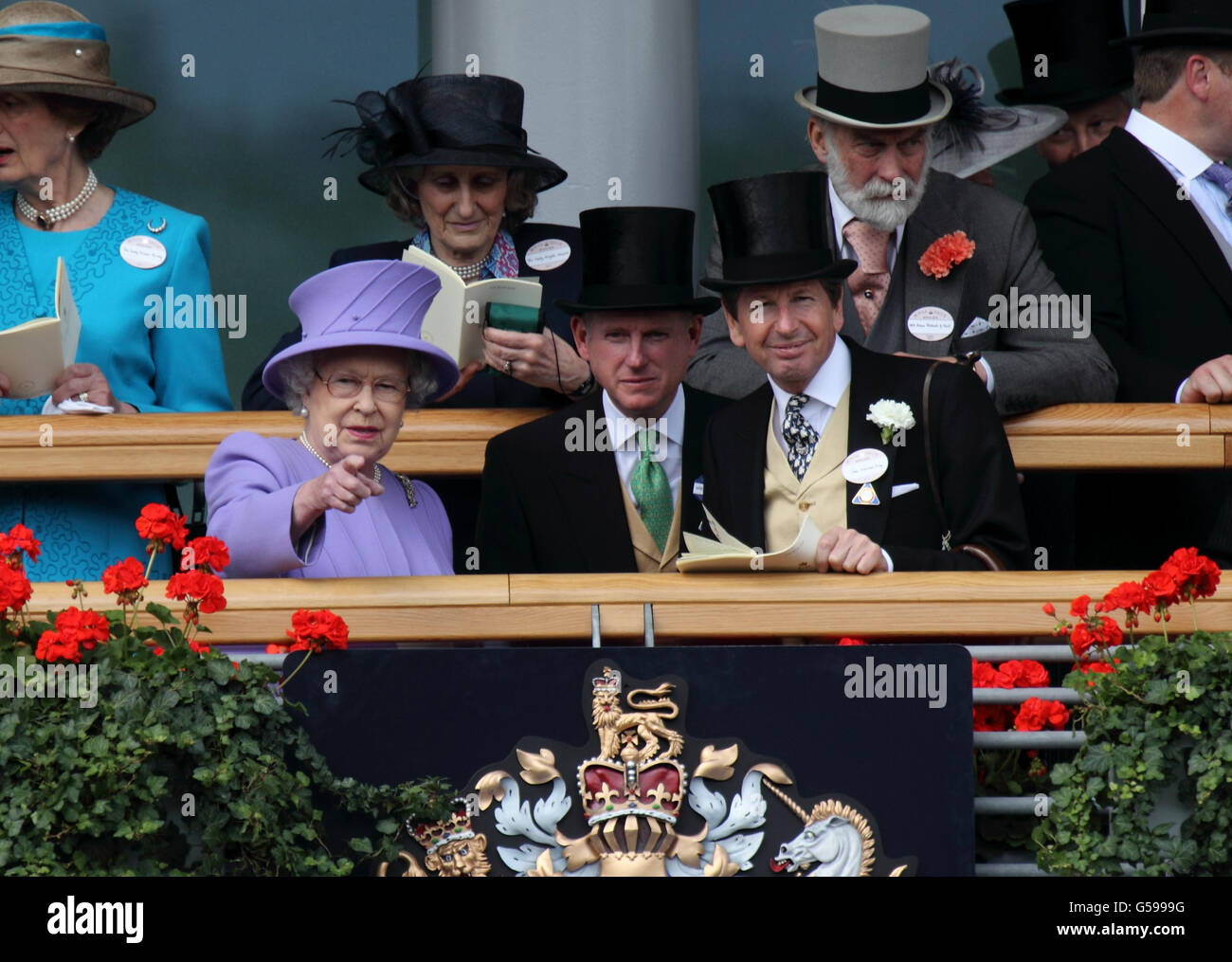 Königin Elizabeth II blickt am vierten Tag des Royal Ascot-Treffens 2012 auf der Ascot Racecourse, Berkshire, über Pferde. Stockfoto