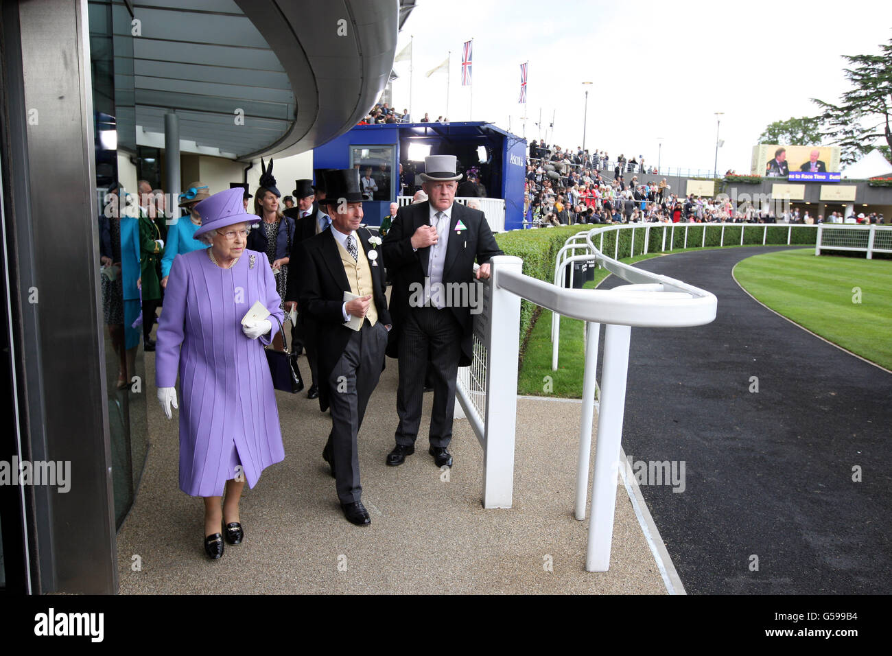 Queen Elizabeth II während des vierten Tages des Royal Ascot Meetings 2012 auf der Ascot Racecourse, Berkshire. Stockfoto