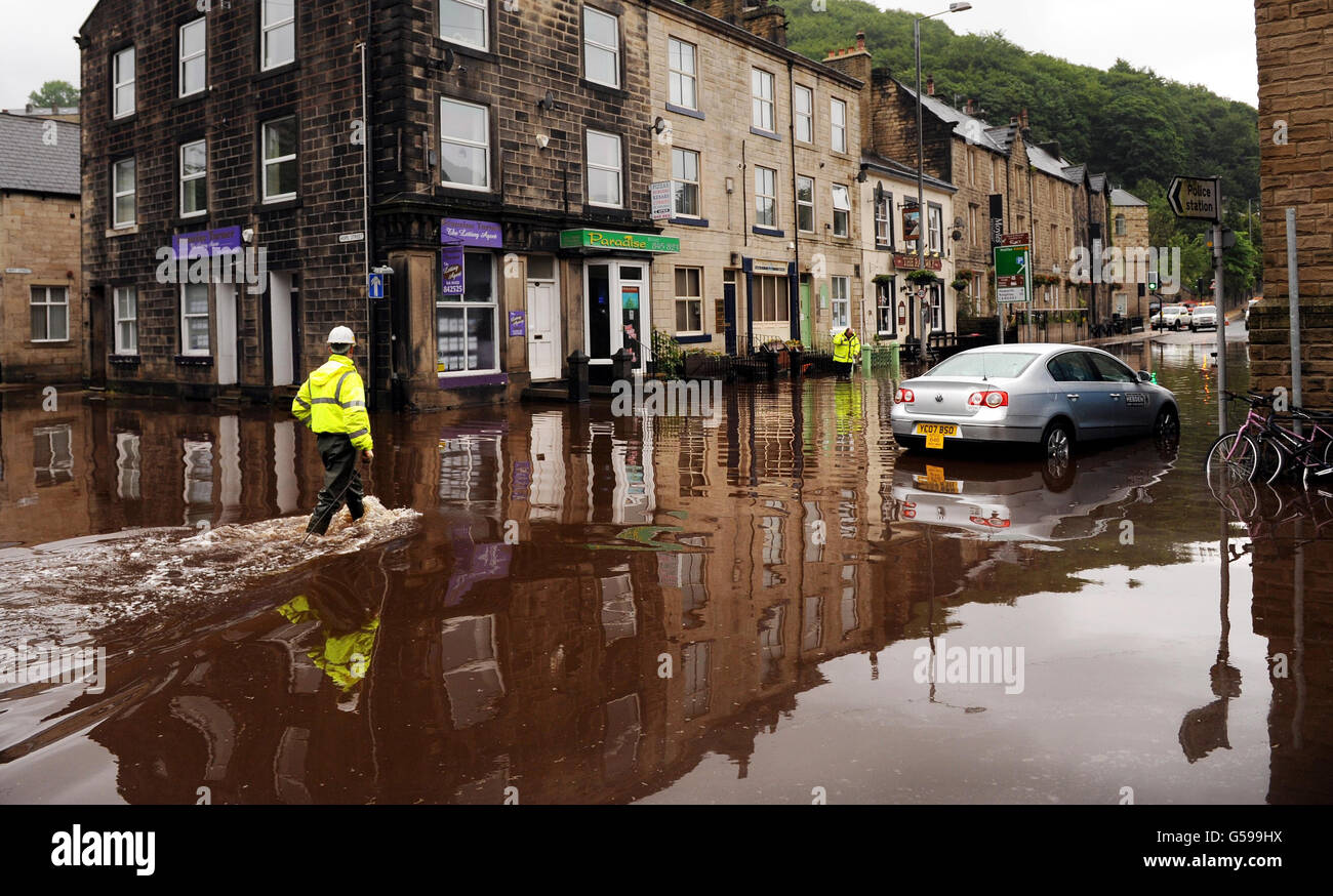 Überschwemmungswasser umgibt lokale Geschäfte und Häuser im Zentrum von Hebden Bridge, West Yorkshire, nachdem sintflutartige Regenfälle Überschwemmungen in Teile Nordenglands gebracht hatten, die Menschen dazu zwangen, ihre Häuser zu verlassen, da mehr als ein Monat Regen in 24 Stunden fiel. Stockfoto