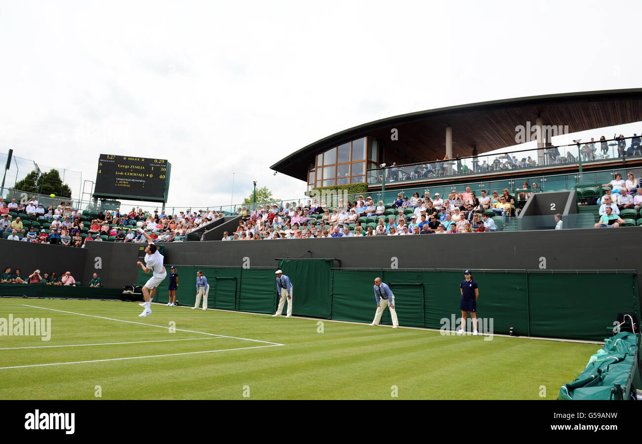 Der Großbritanniens Josh Goodall in Aktion auf Platz 3 gegen den Slowenen Grega Zemlja am ersten Tag der Wimbledon Championships 2012 im All England Lawn Tennis Club, Wimbledon. Stockfoto