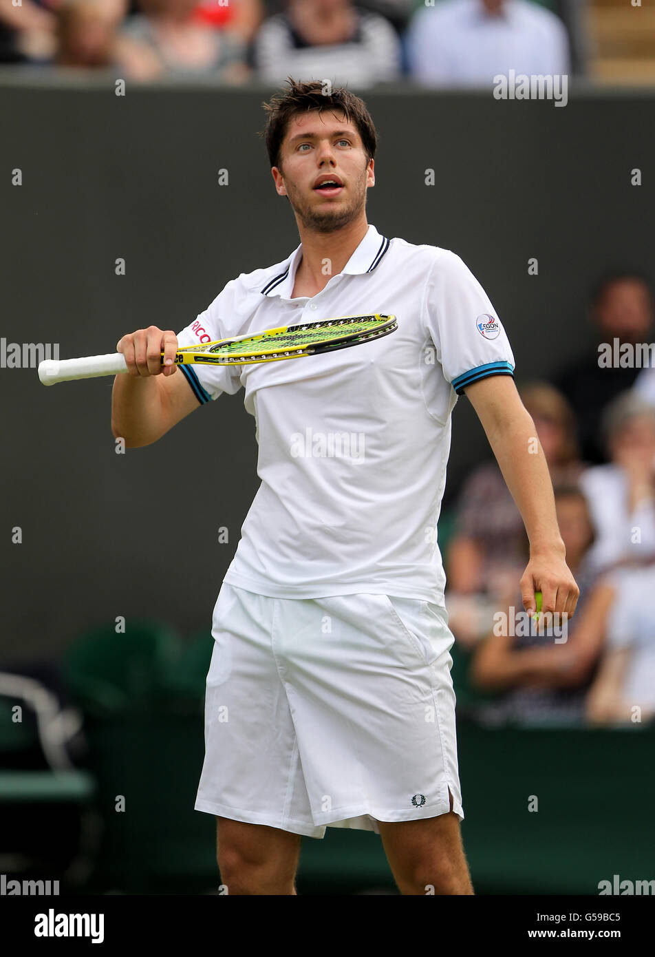 Tennis - Wimbledon Championships 2012 - erster Tag - All England Lawn Tennis und Croquet Club. Der britische Oliver Golding im Kampf gegen den russischen Igor Andreev Stockfoto