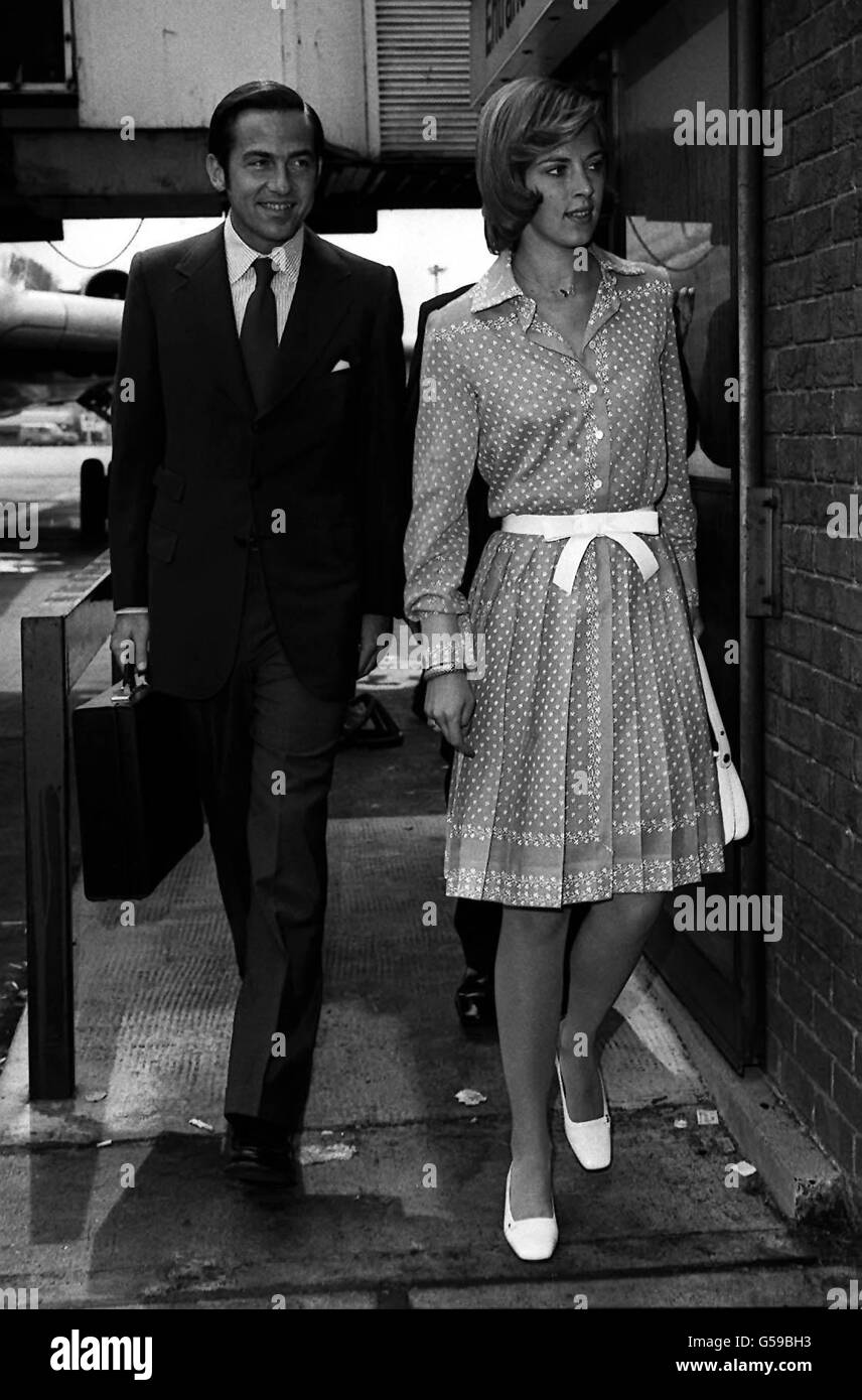 1973: Der ehemalige griechische König (König der Hellenen), Konstantin, und seine Frau, Anne-Marie, am Flughafen Heathrow, London, nachdem sie für einen überraschenden privaten Besuch in Großbritannien eingeflogen waren. Stockfoto