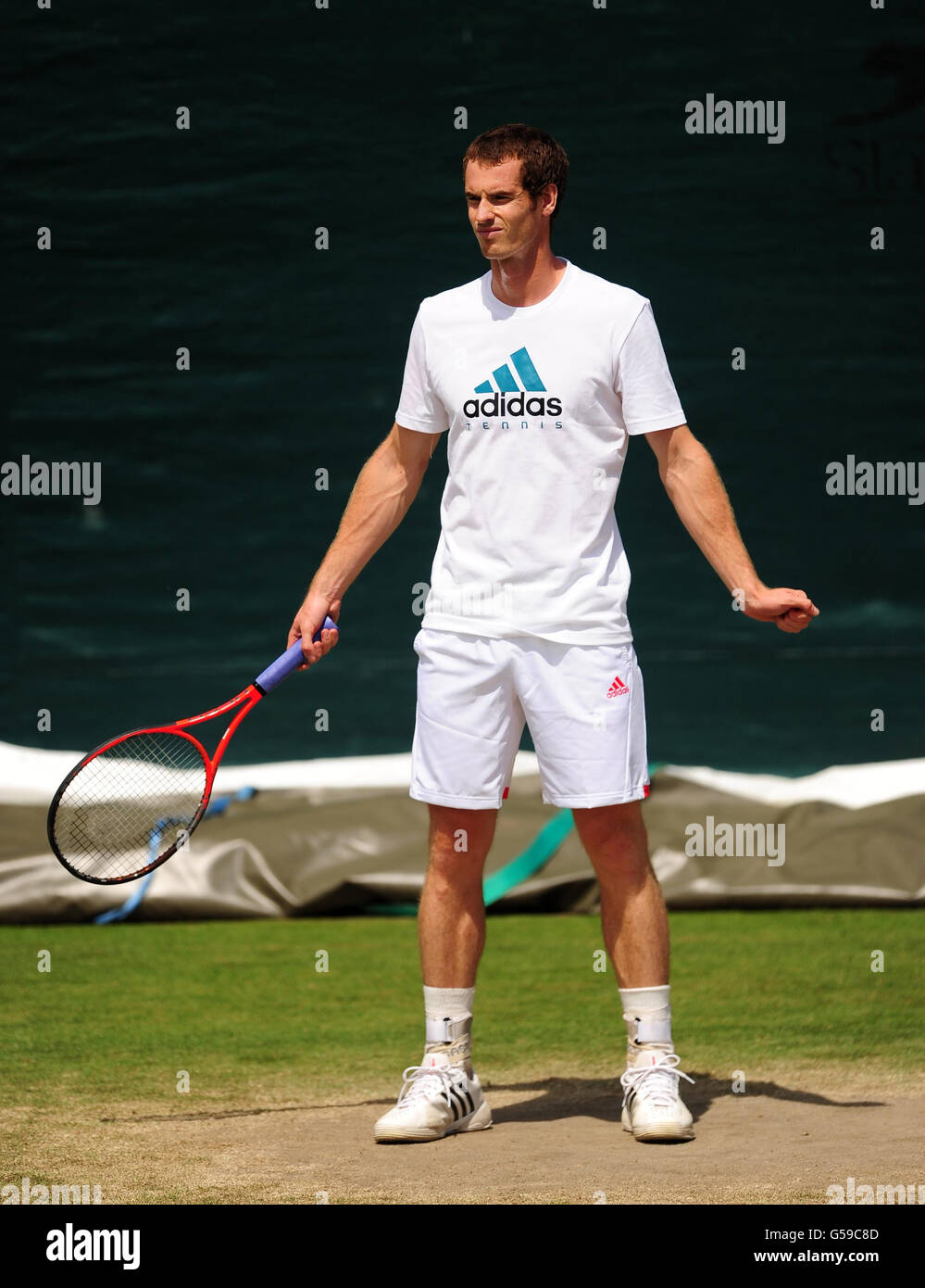 Der britische Meister Andy Murray übt am zweiten Tag der Wimbledon Championships 2012 im All England Lawn Tennis Club in Wimbledon. Stockfoto