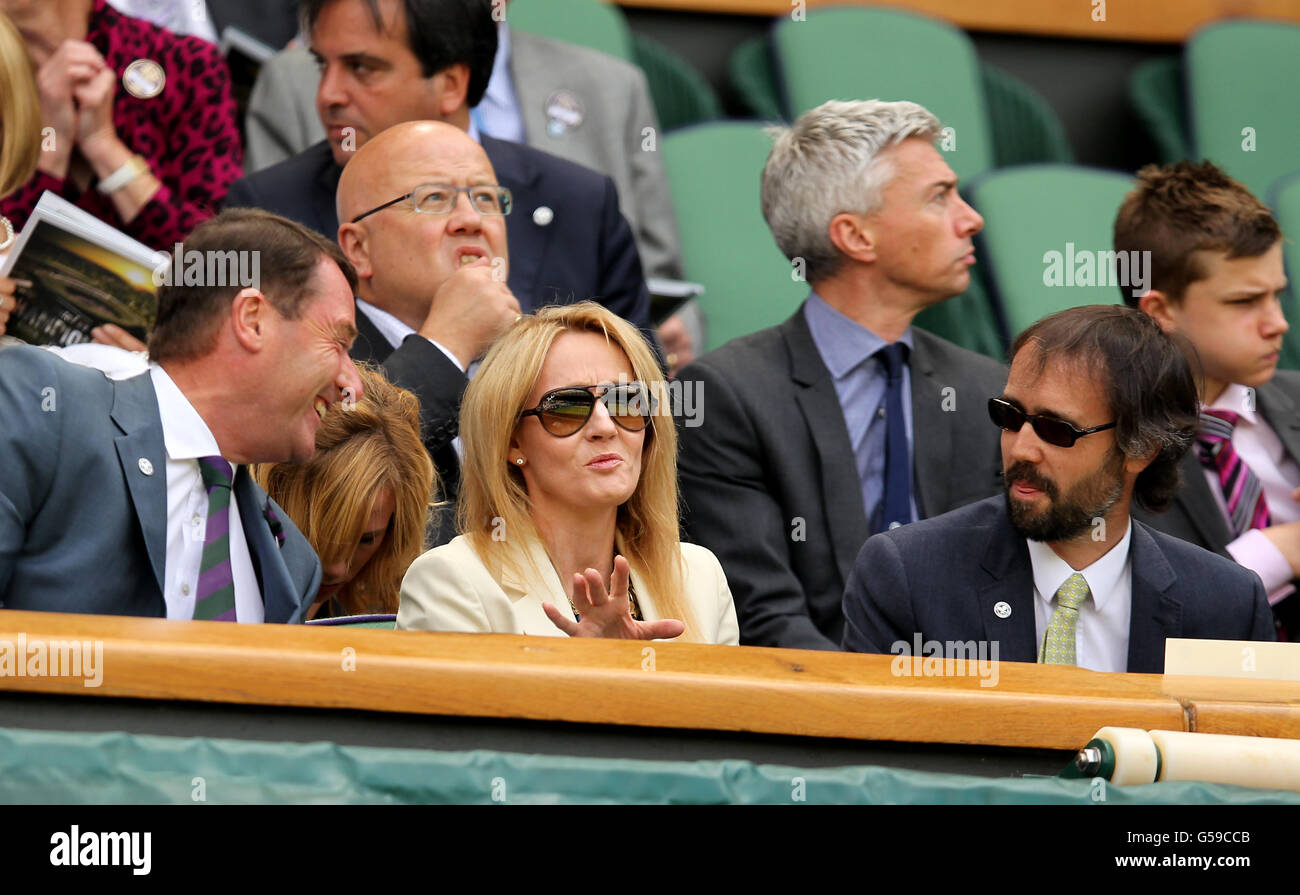 Autor J.K Rowling (Mitte) mit Wimbledon-Vorsitzender Philip Brook (links) und Ehemann Neil Murray (rechts) in der königlichen Box. Stockfoto