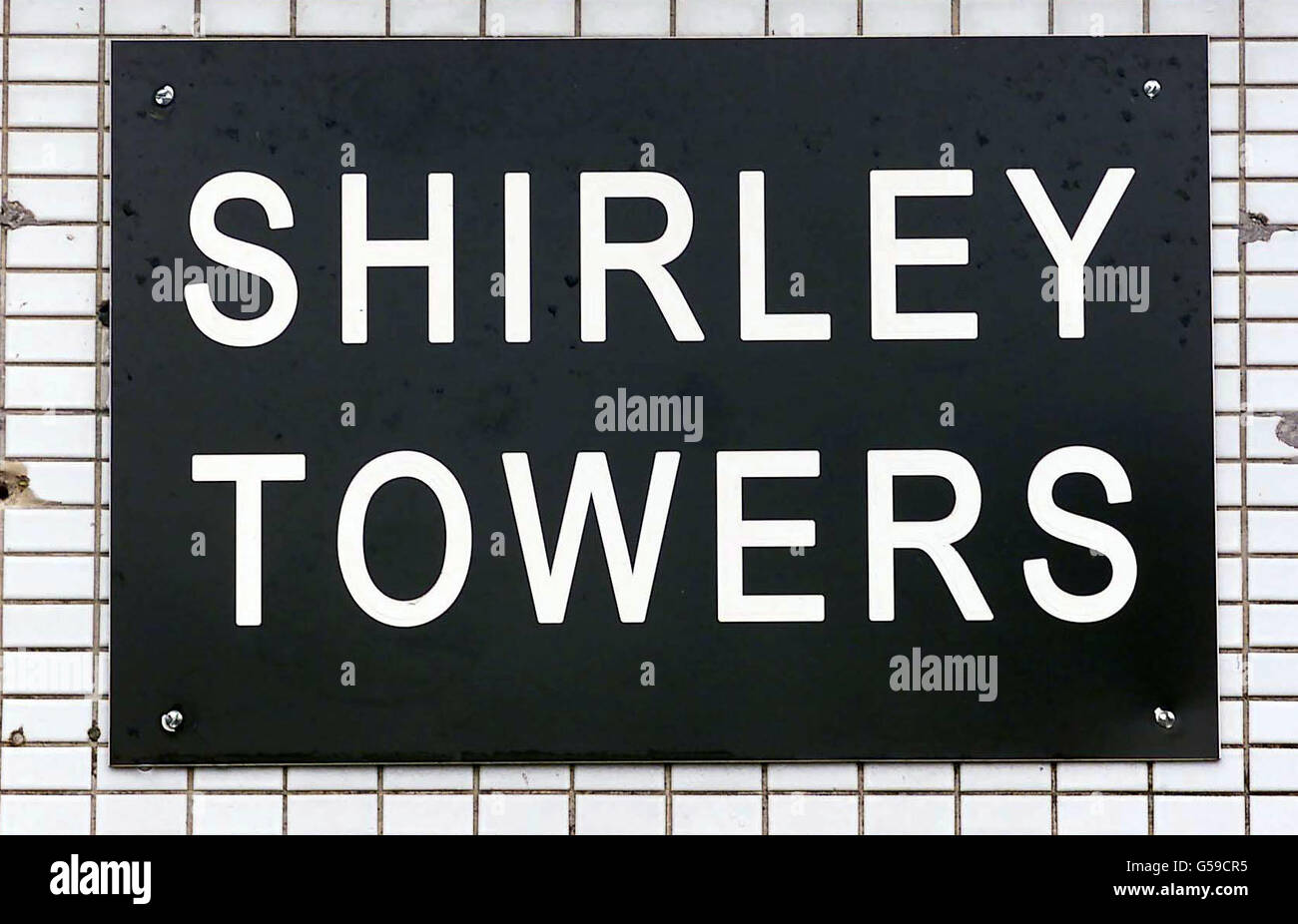 Shirley Towers, in Southampton, wo zwei Männer in den frühen Morgenstunden des 04./02/01. Morgens 200 m durch einen Aufzug in den Tod fielen. Die Männer, in ihren frühen 20er Jahren, wurden geglaubt, in einen Kampf nach dem Verlassen einer Wohnung im obersten Stock beteiligt gewesen zu sein. * ...wenn sie die Aufzugstüren treffen - die sich aufsprangen. Ihre Leichen wurden wenige Augenblicke später am Fuße der Shirley Towers, einem 15-stöckigen Hochhaus in der Church Street, Shirley, Southampton, gefunden. Stockfoto