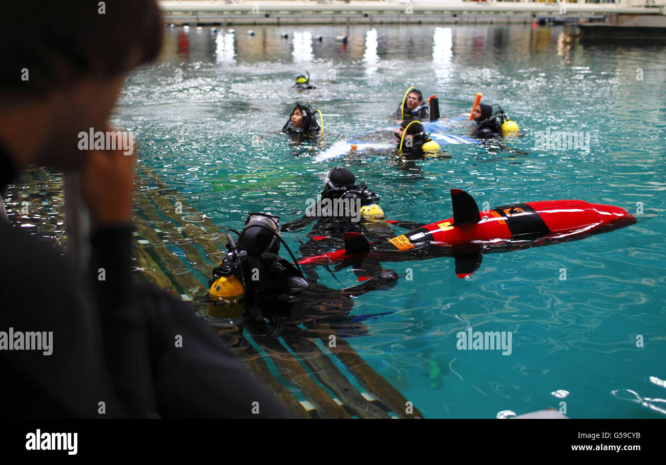 Ingenieurstudenten aus der ganzen Welt bereiten ihre von Menschen angetriebenen U-Boote vor, bevor sie im QinetiQ-Testpanzer Ocean Basin in Gosport, Hampshire, Rennen. Stockfoto