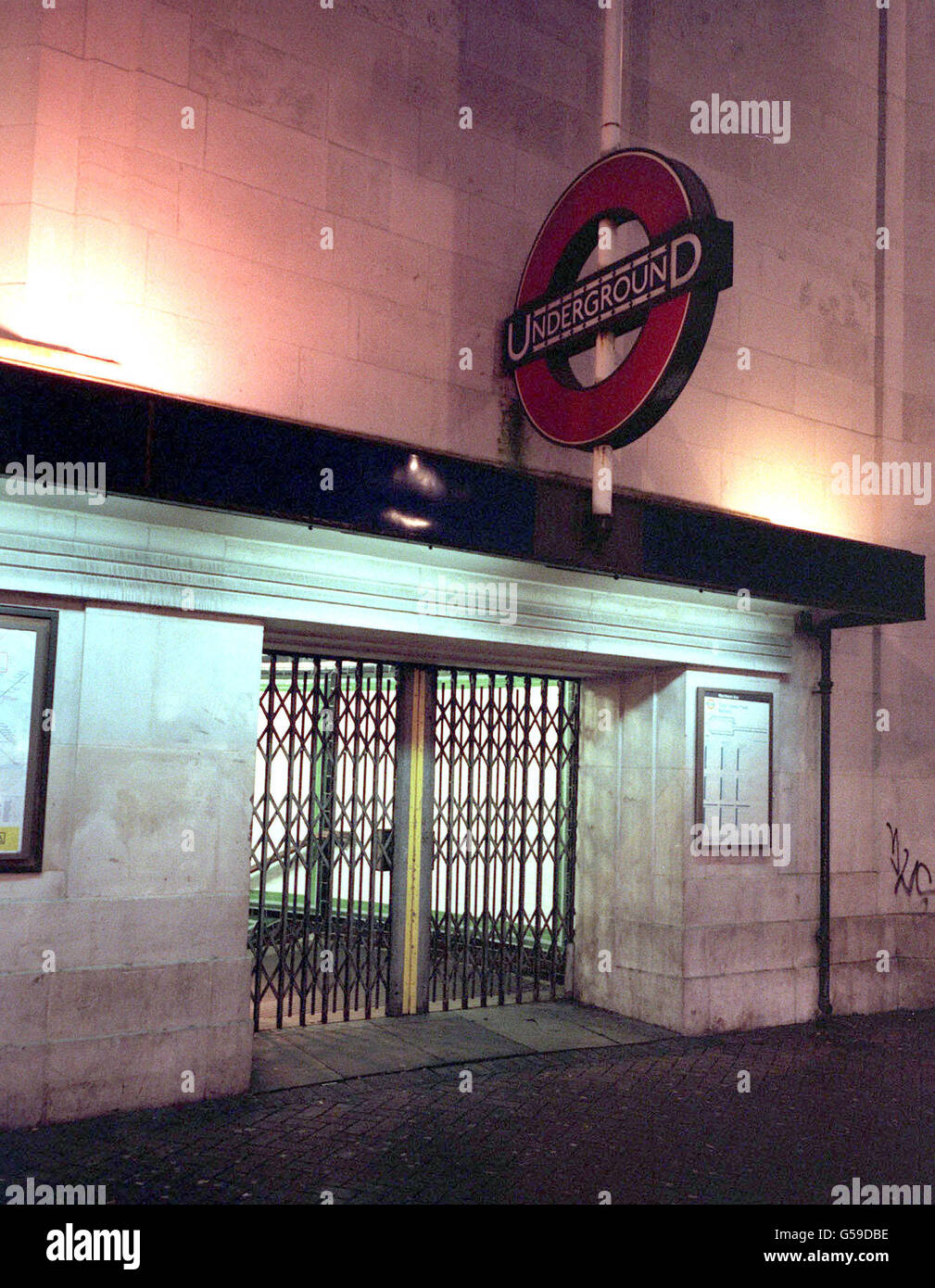 Die versperrten Tore der U-Bahn-Station Balham im Süden Londons. Die Londoner U-Bahn-Dienste wurden aufgrund eines Streiks von U-Bahnfahrern lahmgelegt, der Millionen von Pendlern ein Reisechaos verursachte. * mehrere Linien hatten wegen des 24-stündigen Streiks durch Mitglieder von ASLEF keine Dienste am frühen Morgen. Die Londoner U-Bahn riet den Menschen, alternative Wege zur Arbeit zu finden. * 17/09/2001: Tausende Londoner U-Bahn-Arbeiter begannen eine Abstimmung darüber, ob sie eine Reihe von Streiks über die Bezahlung ausrollen sollten, die die U-Bahn-Dienste lähmen könnten. *17/09/02 die versperrten Tore der U-Bahnstation Balham im Süden Stockfoto