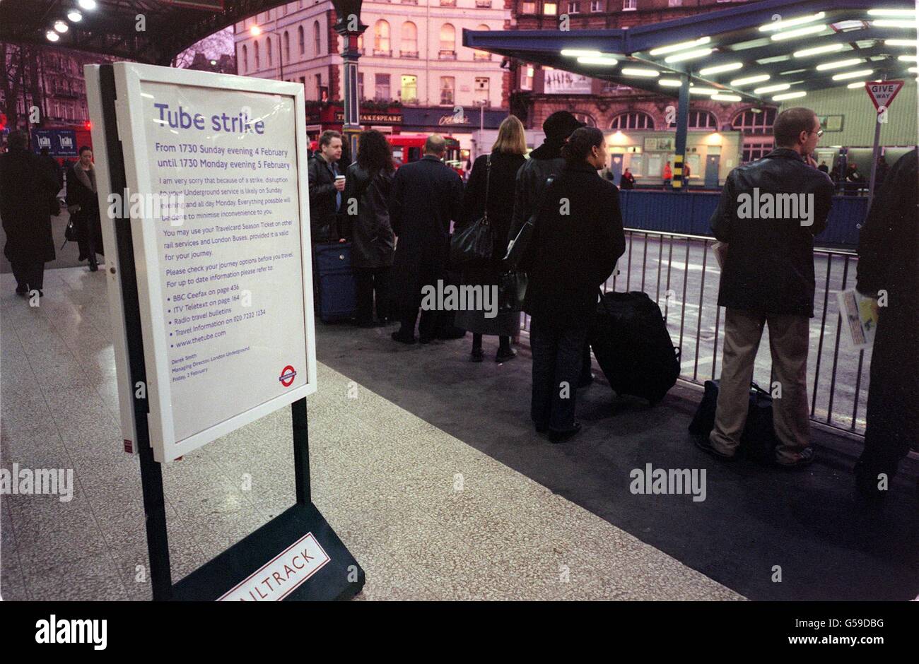 Eine lange Schlange von Passagieren wartet in der Taxi-Warteschlange vor der Victoria Station im Zentrum Londons, während Pendler mit der Arbeit zu kämpfen haben. Die Londoner U-Bahn-Dienste wurden aufgrund eines Streiks von U-Bahnfahrern lahmgelegt, der Millionen von Pendlern ein Reisechaos verursachte. * mehrere Linien hatten wegen des 24-stündigen Streiks durch Mitglieder von ASLEF keine Dienste am frühen Morgen. Die Londoner U-Bahn riet den Menschen, alternative Wege zur Arbeit zu finden. Stockfoto