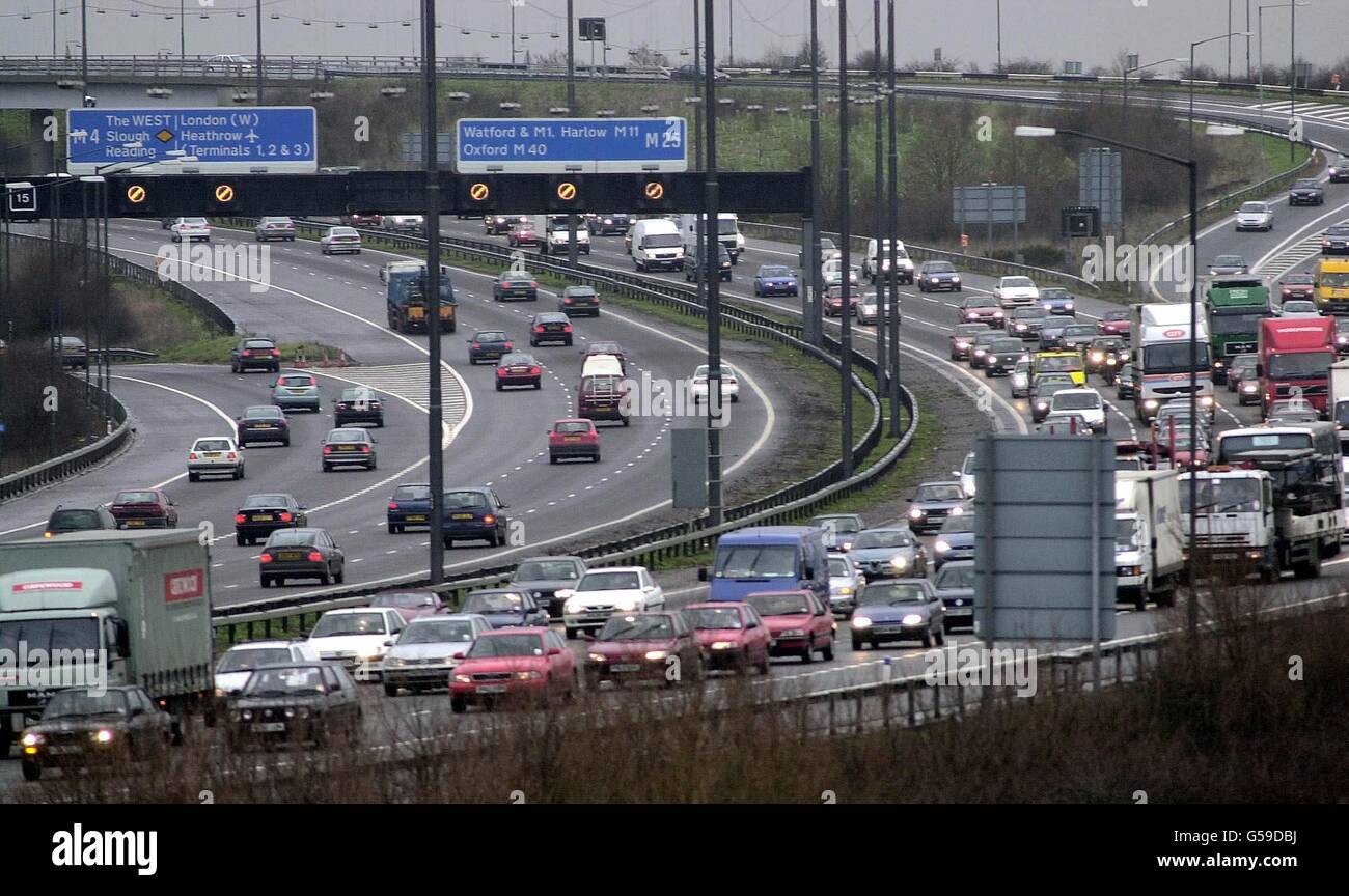 Verkehr auf der Kreuzung M25 -M4 in der Nähe von Heathrow während der morgendlichen Rush Hour, wenn Pendler zu ihren Autos fahren. Die Londoner U-Bahn-Dienste wurden durch einen Streik von U-Bahnfahrern lahmgelegt, der Millionen von Pendlern ein Reisechaos verursachte. * mehrere Linien hatten keine frühen Morgendienste wegen des 24-Stunden-Walkout durch Mitglieder von ASLEF. London Underground riet den Leuten, alternative Wege zur Arbeit zu finden. 11/06/02 : EINE Strategie zur Bewältigung des wachsenden Problems der Verkehrsstaus auf der Londoner Autobahn M25 wurde jetzt und in Zukunft gestartet. Die Berater des Stockfoto