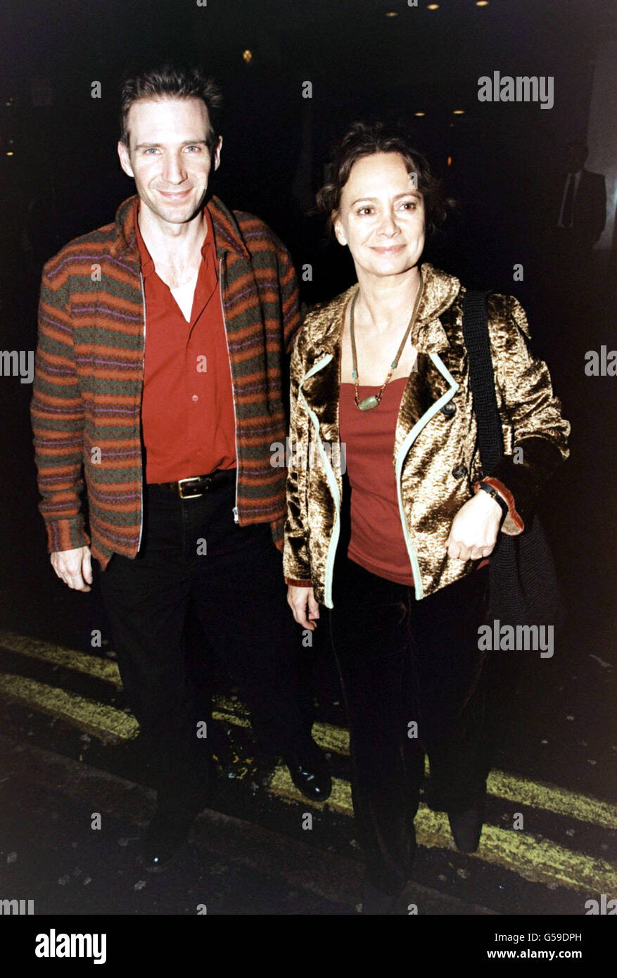 Schauspieler Ralph Fiennes und seine Partnerin, Schauspielerin Francesca Annis, kommen im New Ambassadors Theatre in London an, um an der Preview Night der One Woman Show Berkoff's Women teilzunehmen, die von Steven Berkoff geschrieben wurde. Stockfoto
