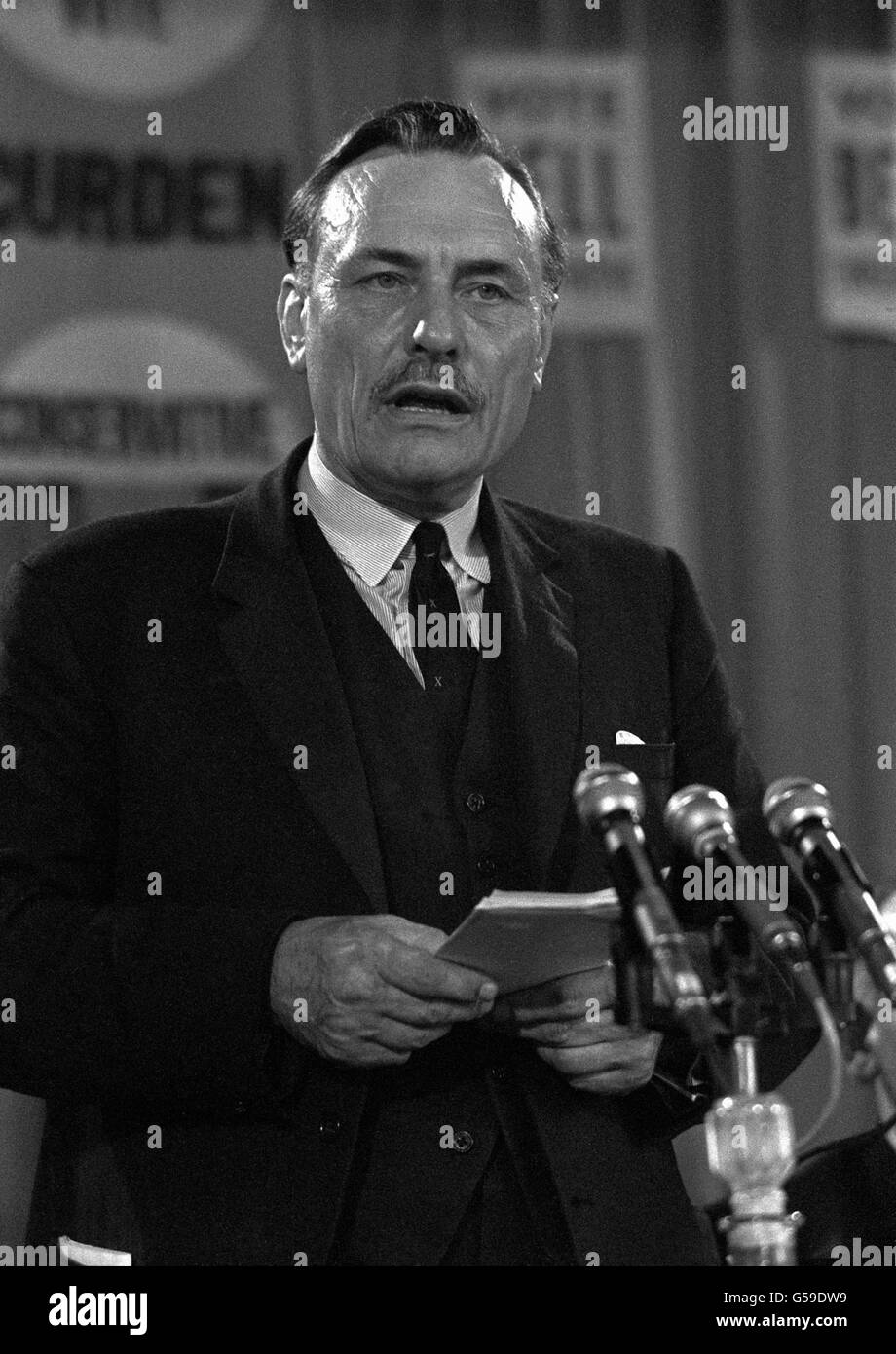 Der umstrittene Tory-Politiker Enoch Powell im Wahlkampf bei einem Treffen in Birmingham. Er erneuerte seinen Angriff auf 'die Feinde im Inneren' und fuhr mit seinen Warnungen zum Einwanderungsproblem fort. Stockfoto