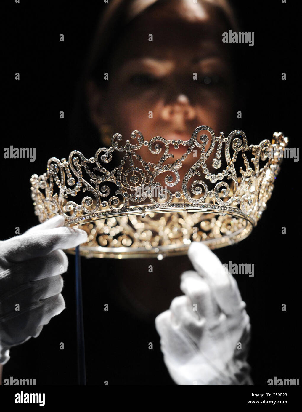 Caroline de Guitaut, Kuratorin einer neuen Ausstellung im Buckingham Palace, London, in der Juwelen ausgestellt werden, die sechs Monarchen über drei Jahrhunderte gesammelt haben, um das Diamantenjubiläum der Königin in diesem Sommer zu feiern. Sie umfasst die Delhi Durbar Tiara und ist zum ersten Mal zu sehen und sollte anlässlich der Nachfolge von König Georg V. als König Kaiser im Jahr 1911 gemacht werden. Stockfoto