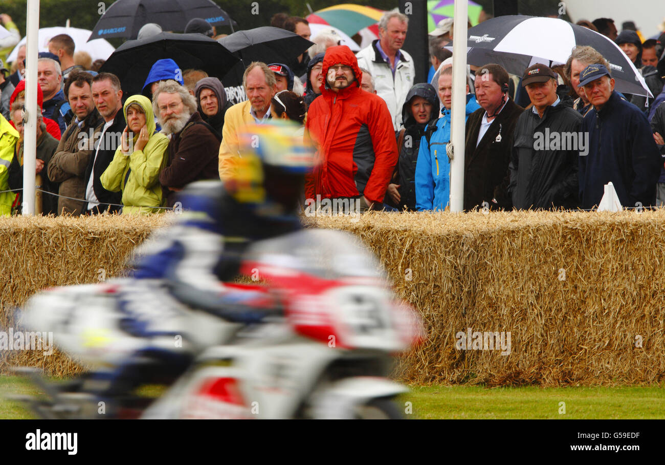 Rennfans beobachten beim jährlichen Goodwood Festival of Speed in Goodwood, West Sussex, ein Superbike-Rennen den Berg hinauf. Stockfoto